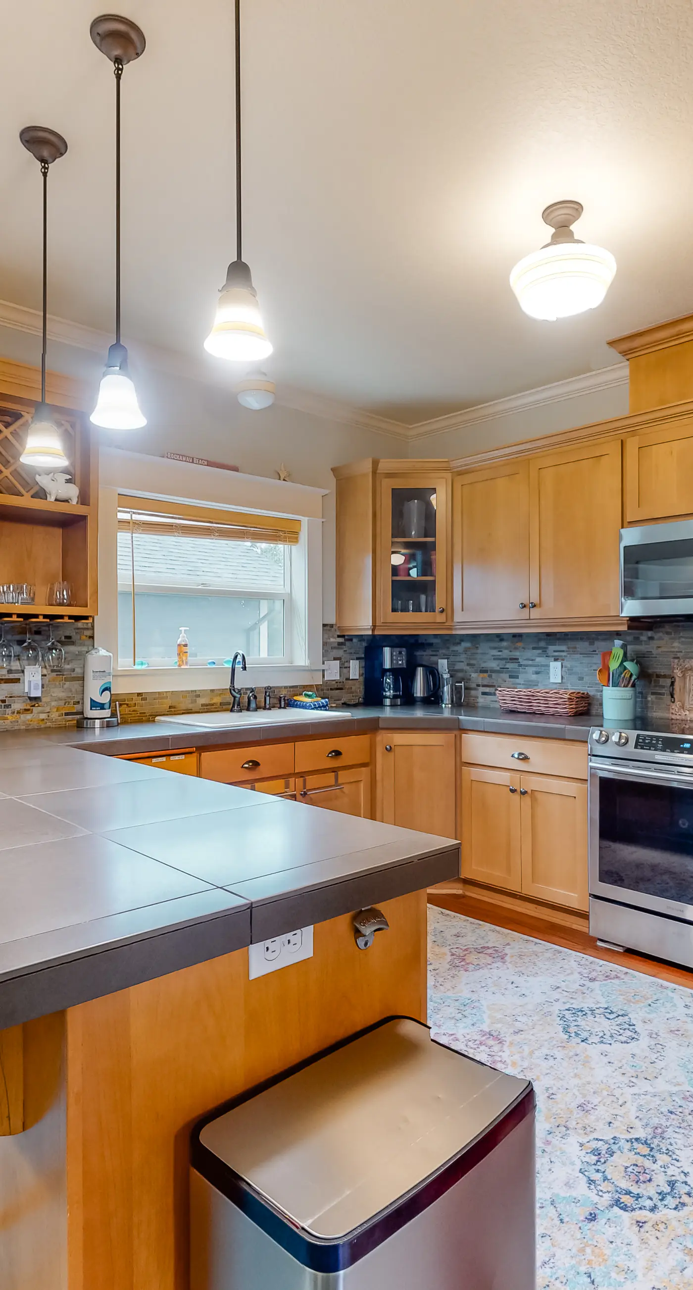 Beautiful Craftsman home with private hot tub and pool table walk to beach