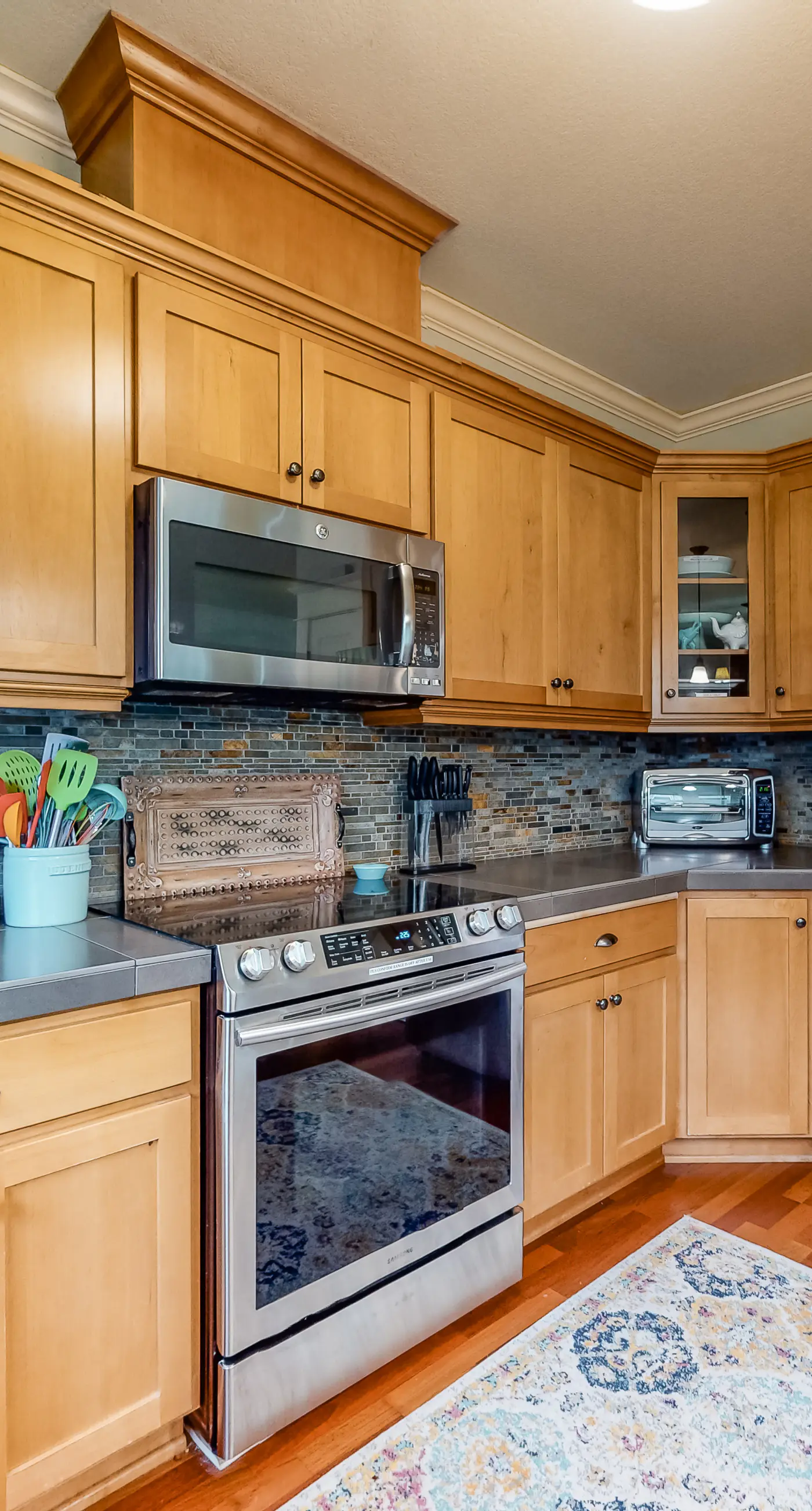 Beautiful Craftsman home with private hot tub and pool table walk to beach