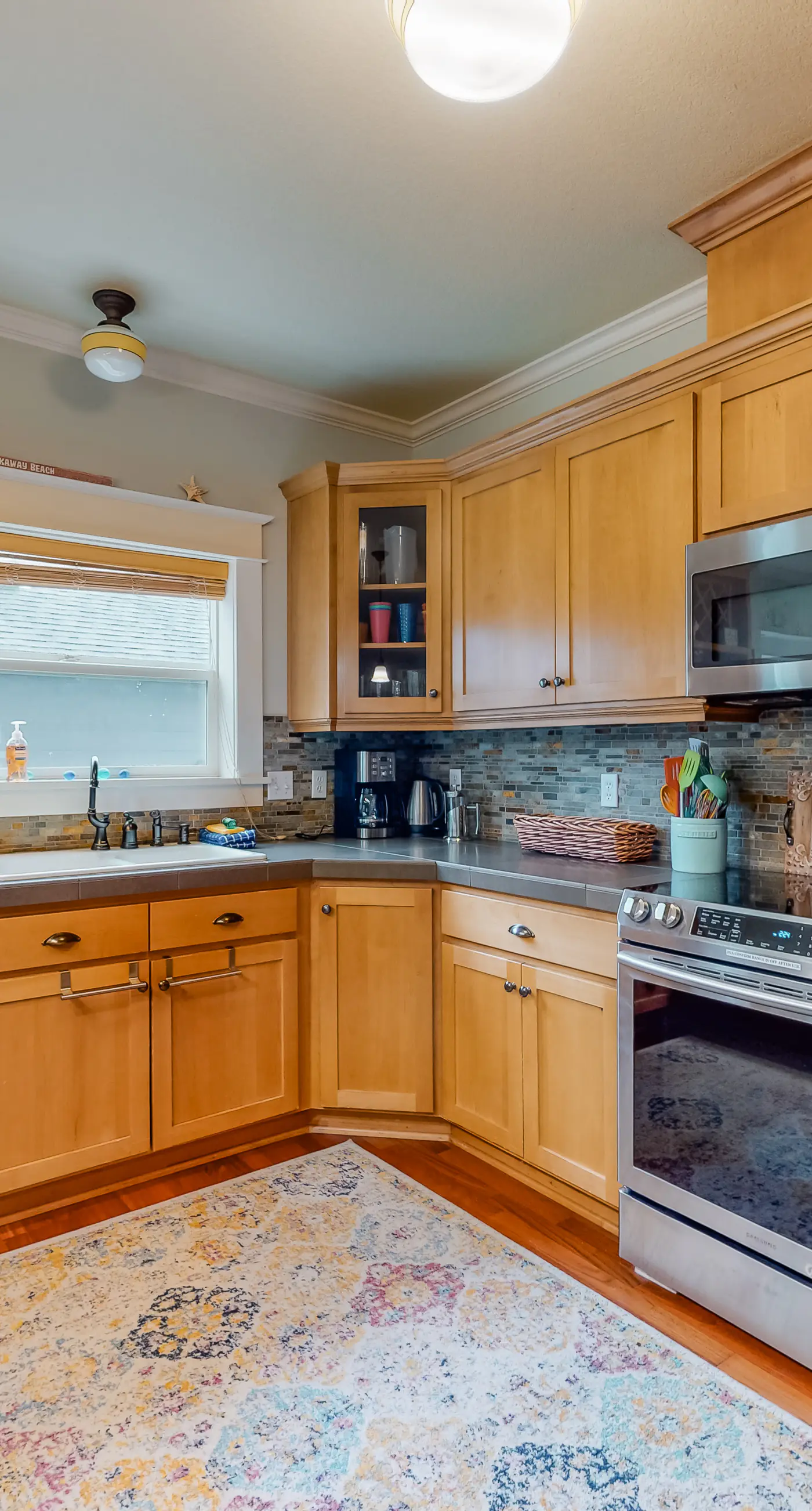 Beautiful Craftsman home with private hot tub and pool table walk to beach