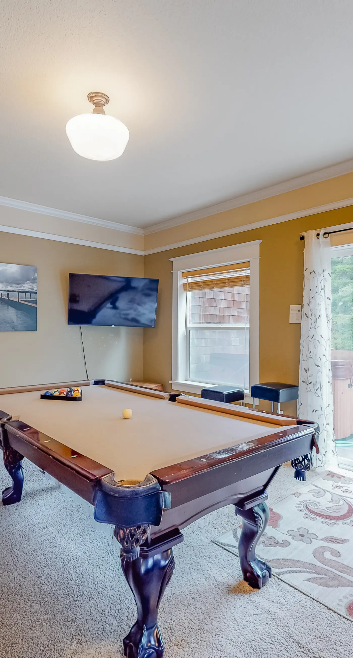 Beautiful Craftsman home with private hot tub and pool table walk to beach