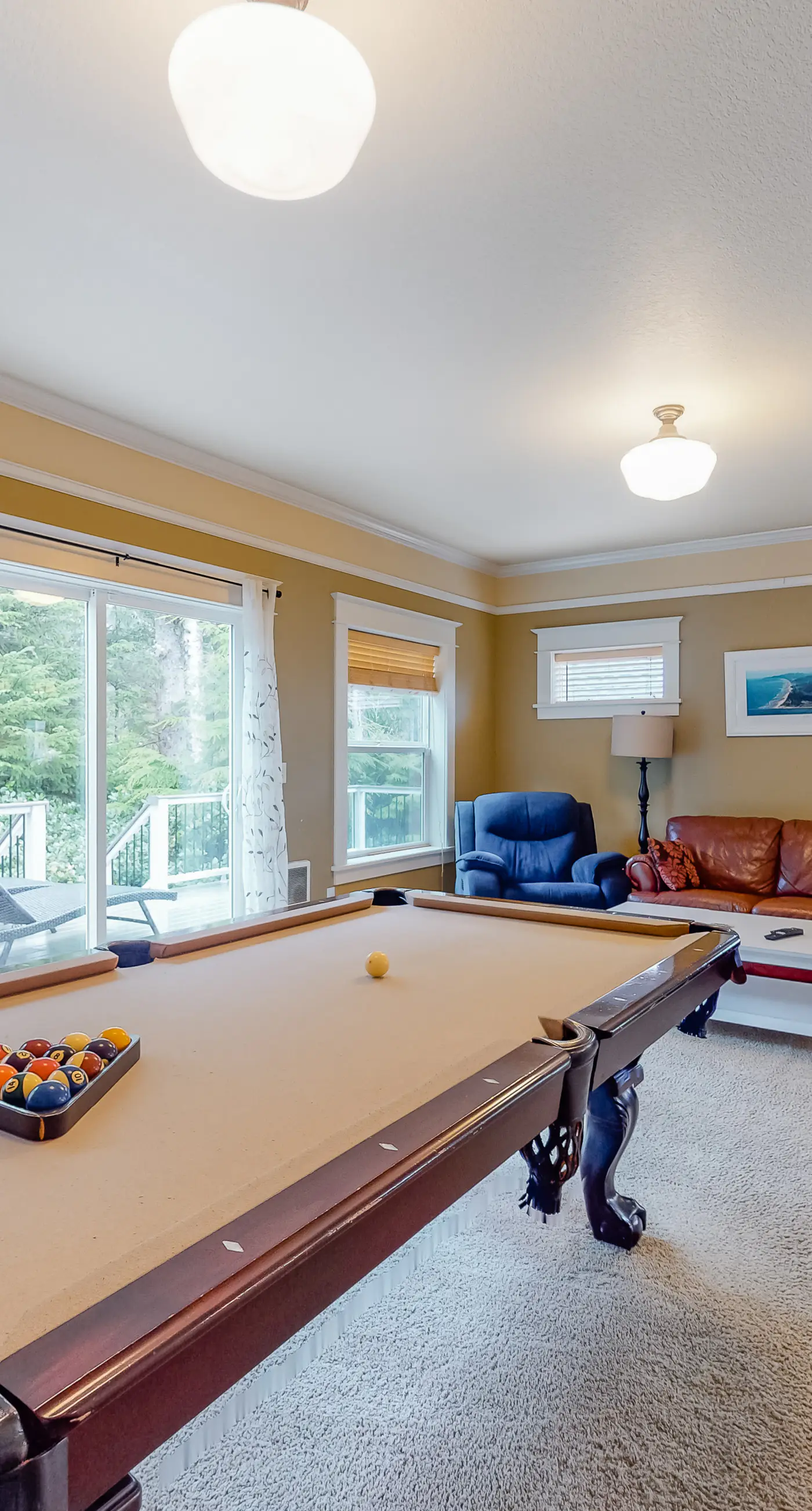 Beautiful Craftsman home with private hot tub and pool table walk to beach