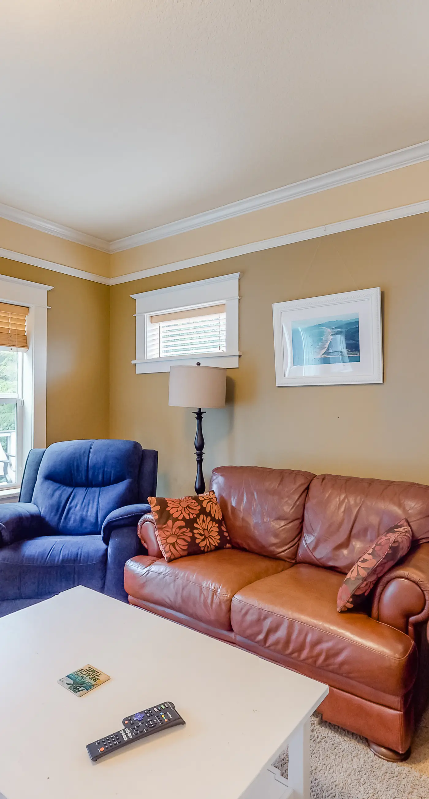 Beautiful Craftsman home with private hot tub and pool table walk to beach