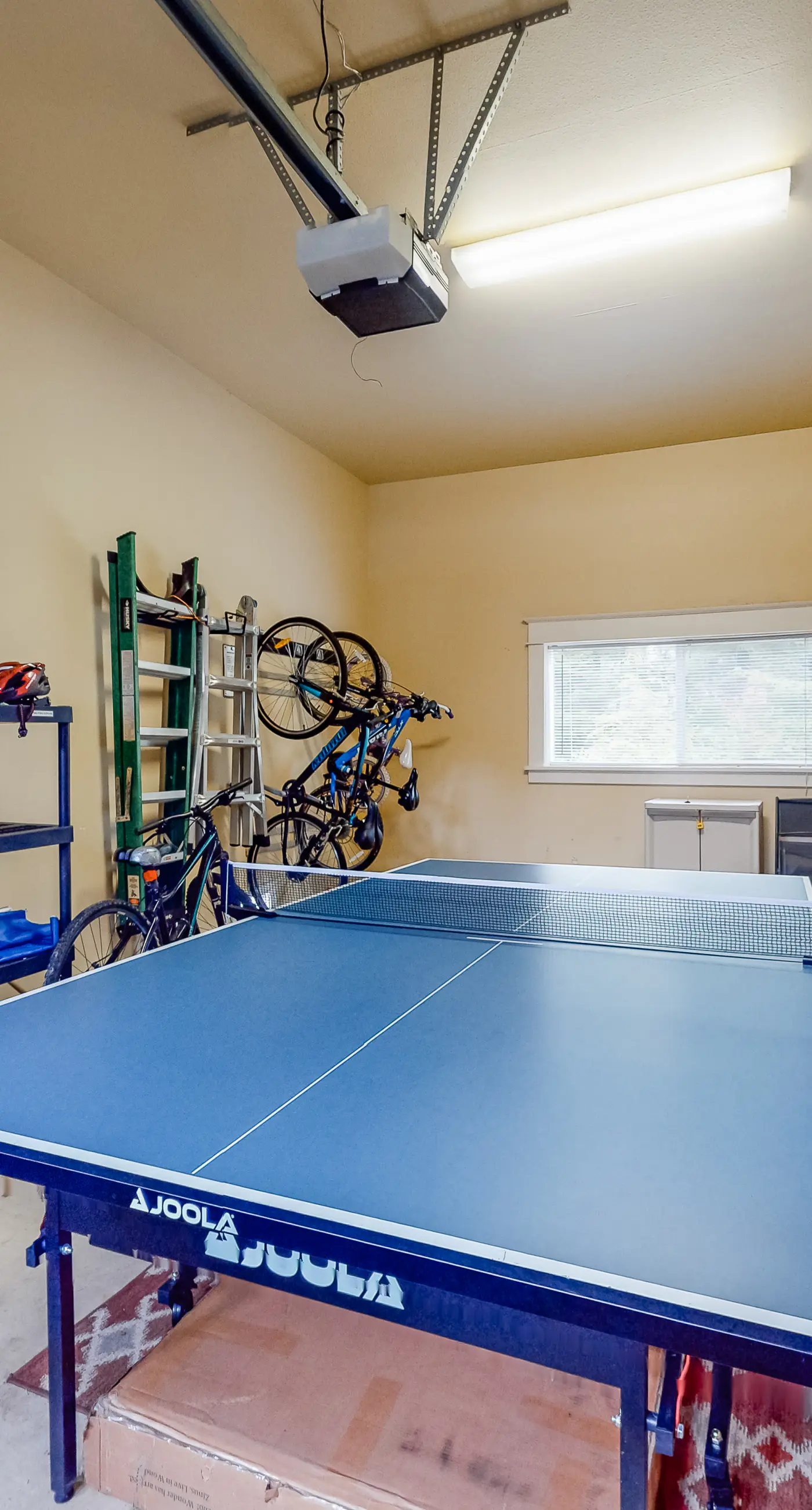 Beautiful Craftsman home with private hot tub and pool table walk to beach