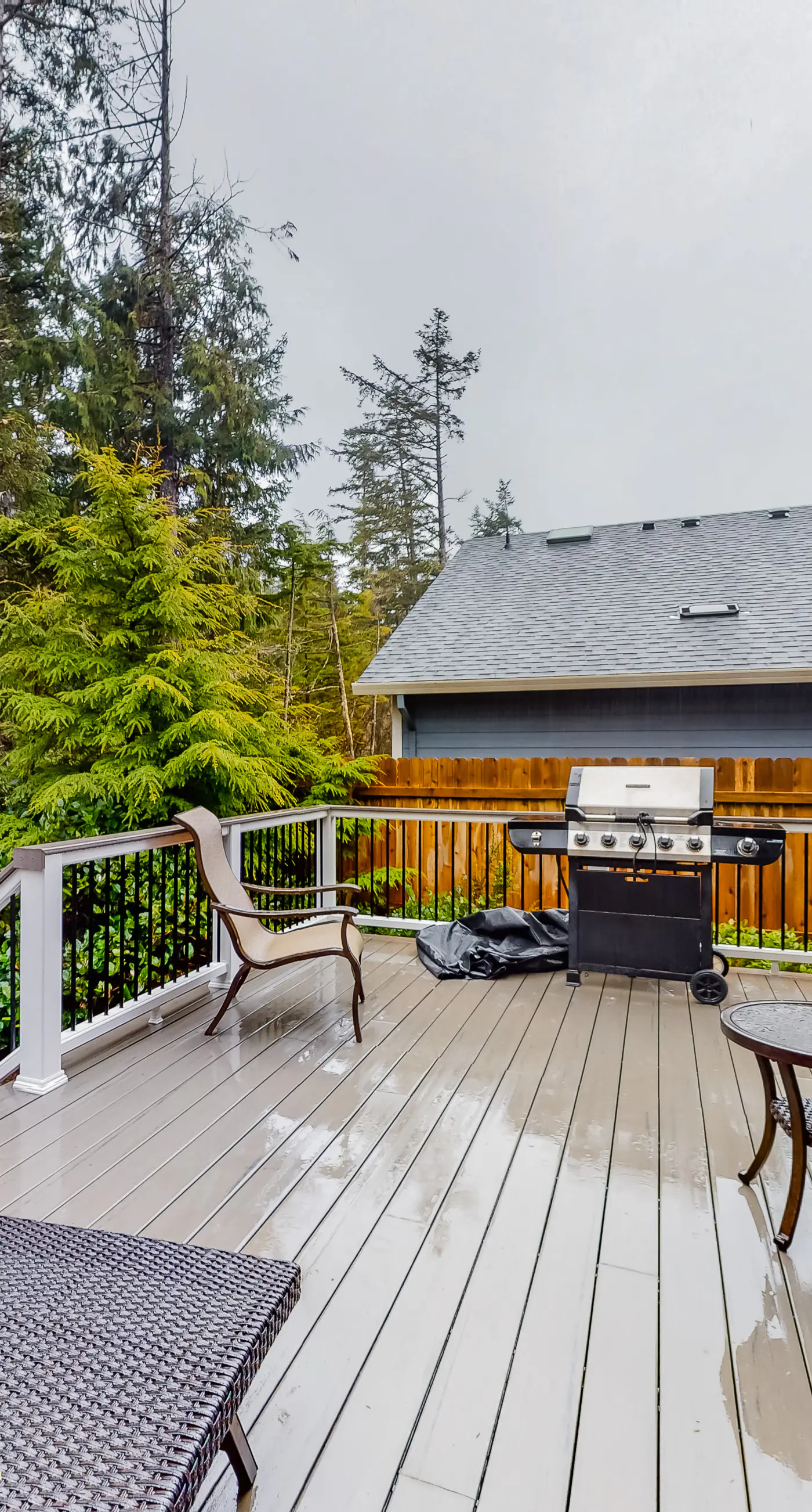 Beautiful Craftsman home with private hot tub and pool table walk to beach