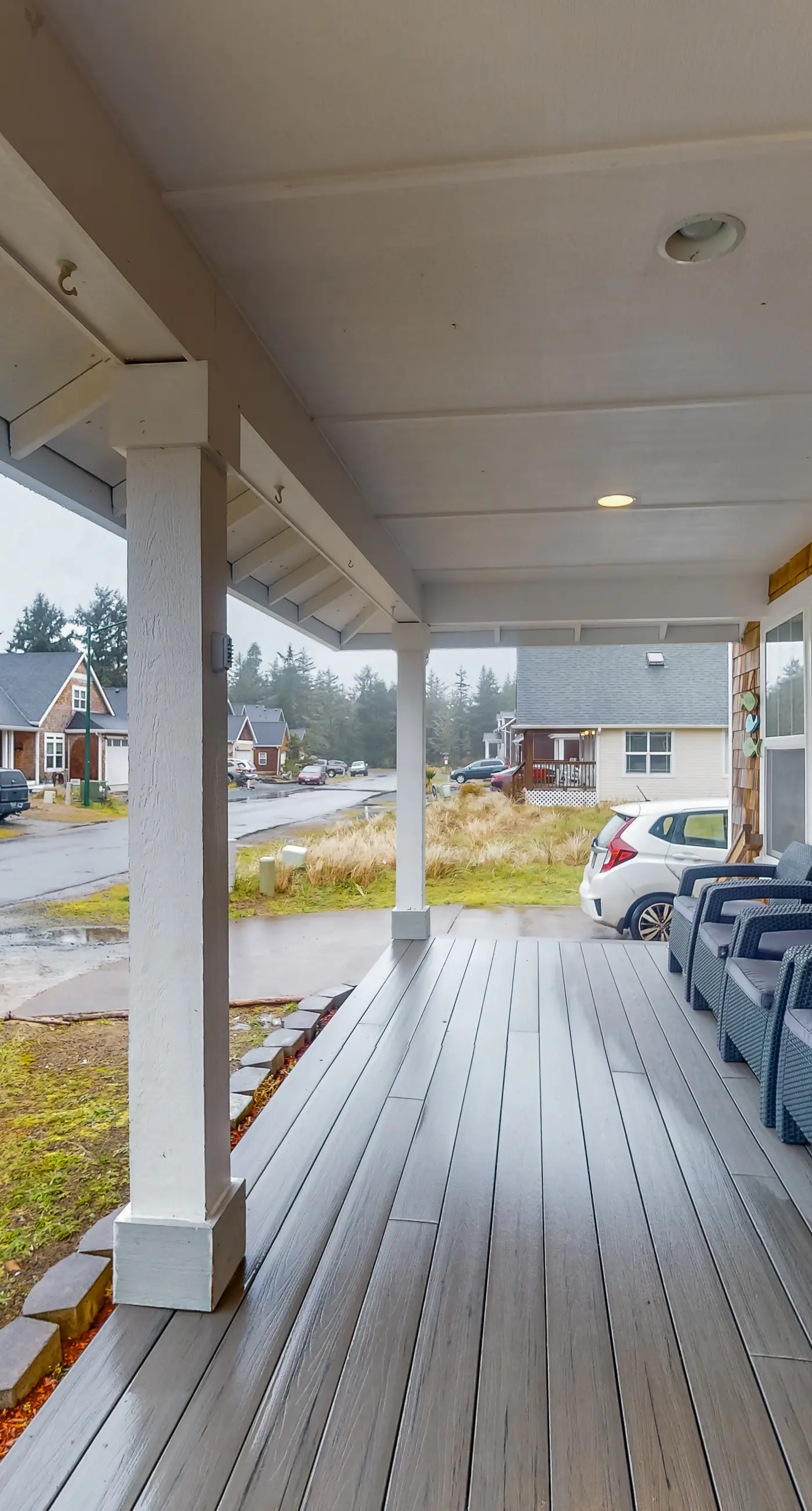 Beautiful Craftsman home with private hot tub and pool table walk to beach