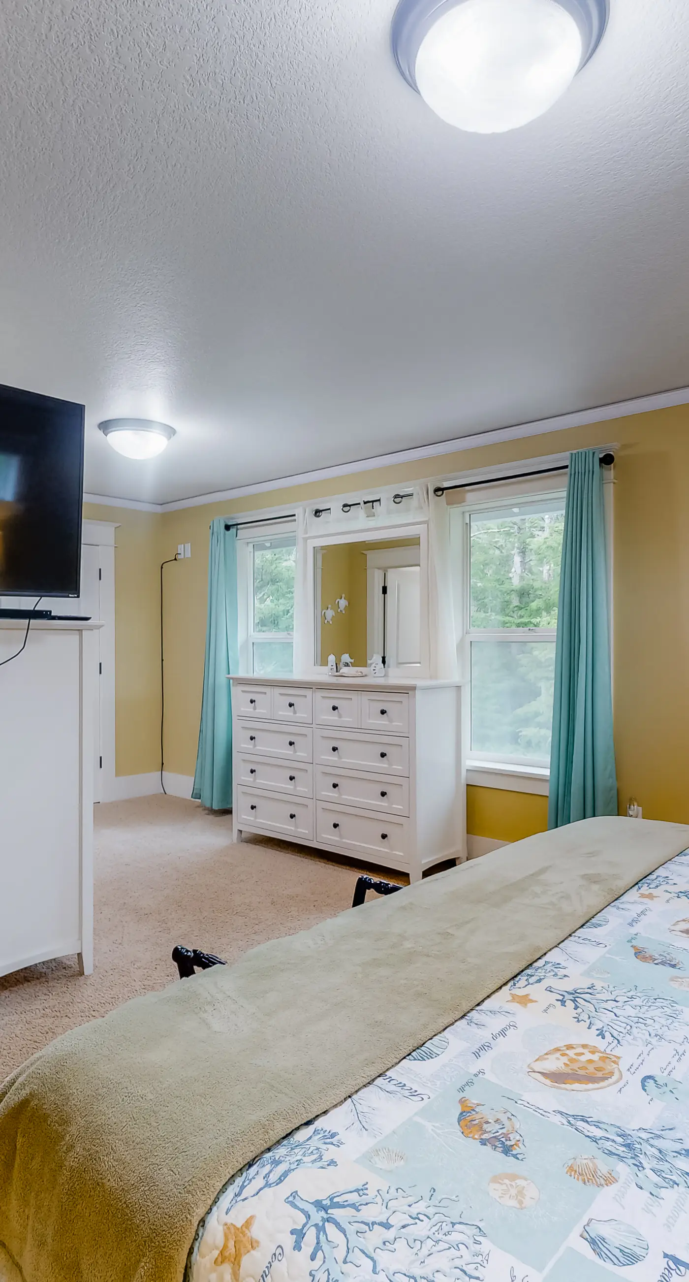 Beautiful Craftsman home with private hot tub and pool table walk to beach