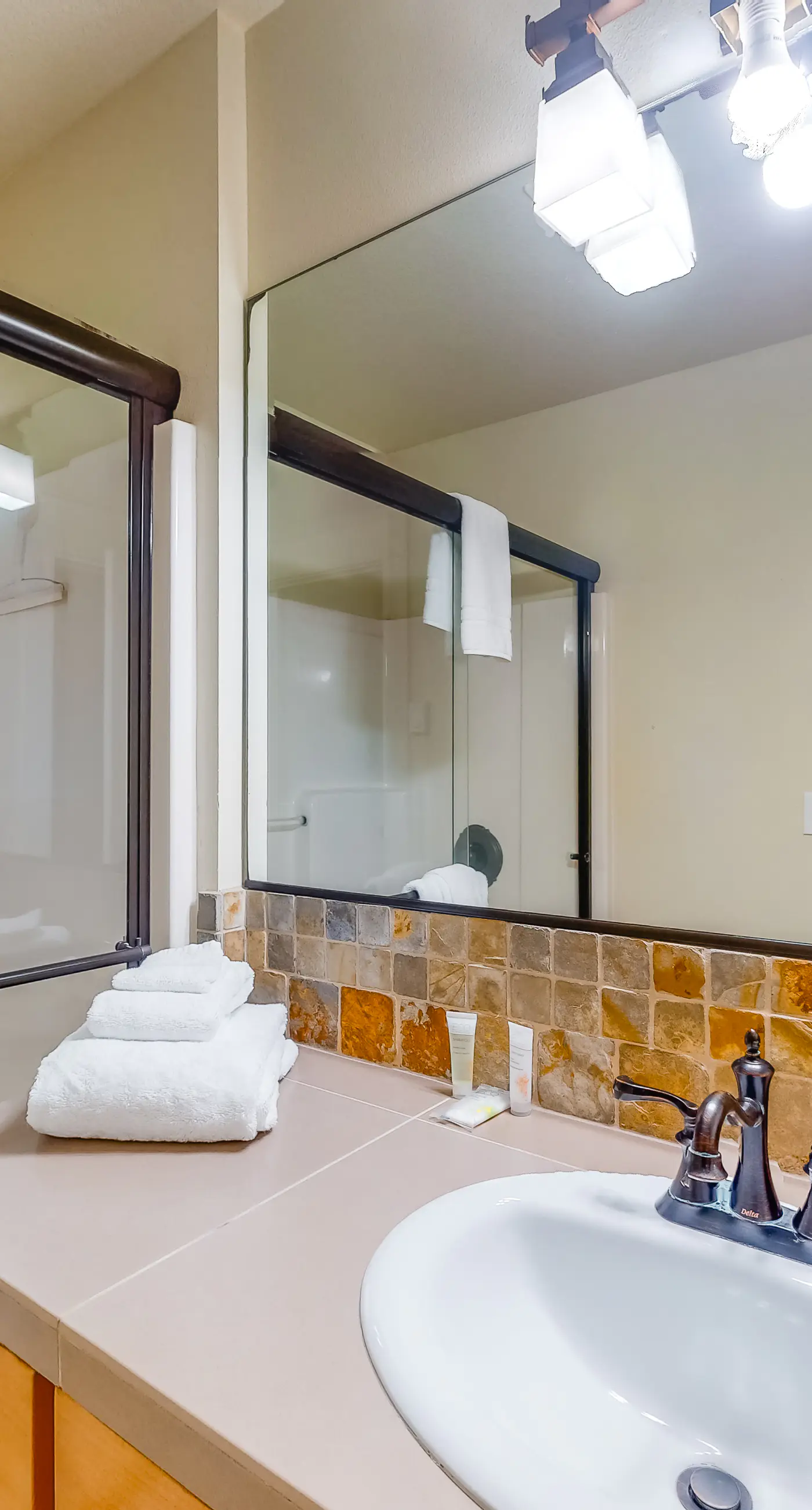 Beautiful Craftsman home with private hot tub and pool table walk to beach