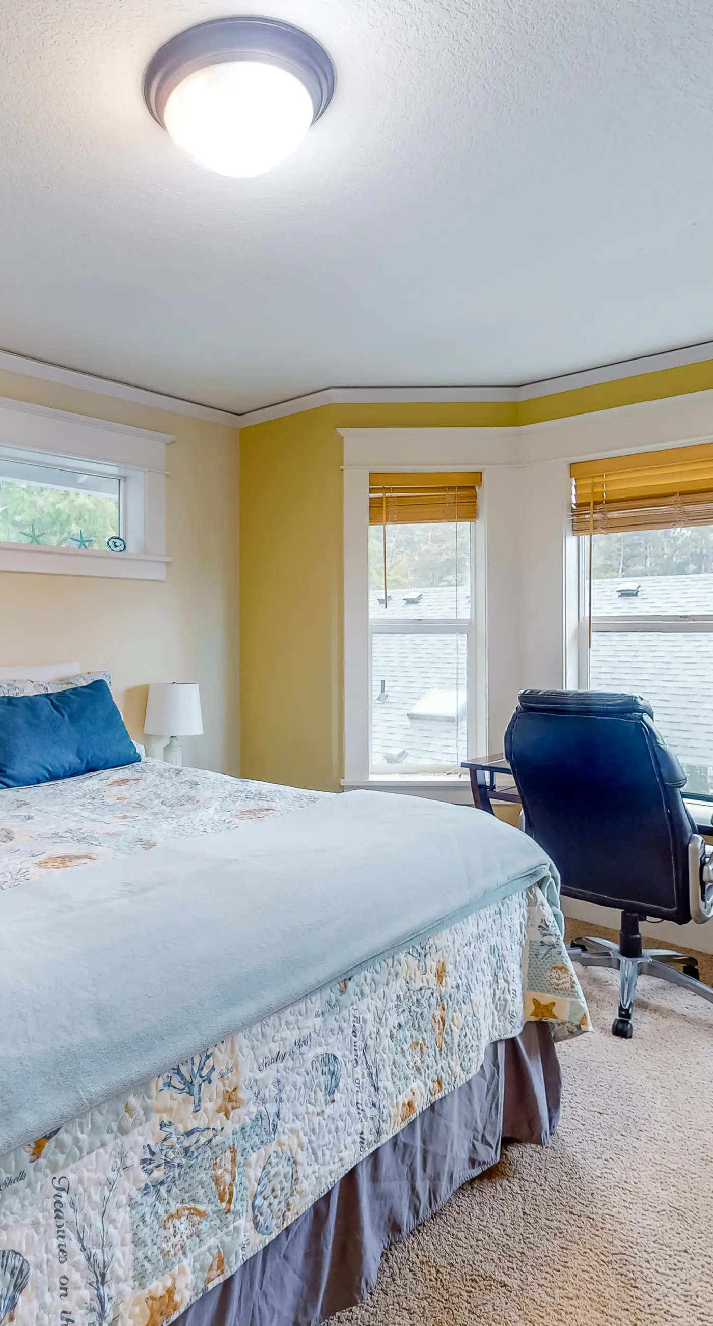 Beautiful Craftsman home with private hot tub and pool table walk to beach