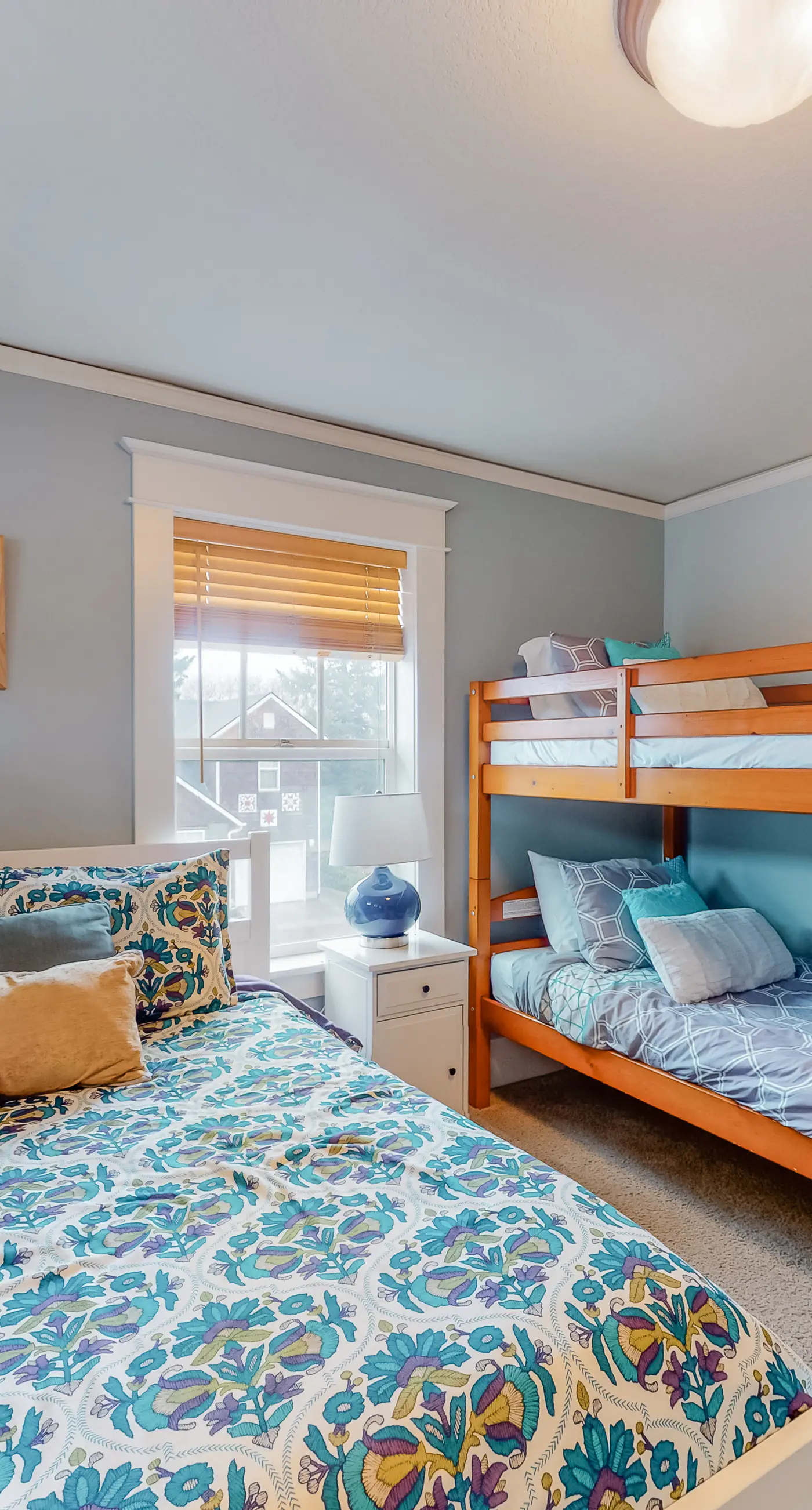 Beautiful Craftsman home with private hot tub and pool table walk to beach