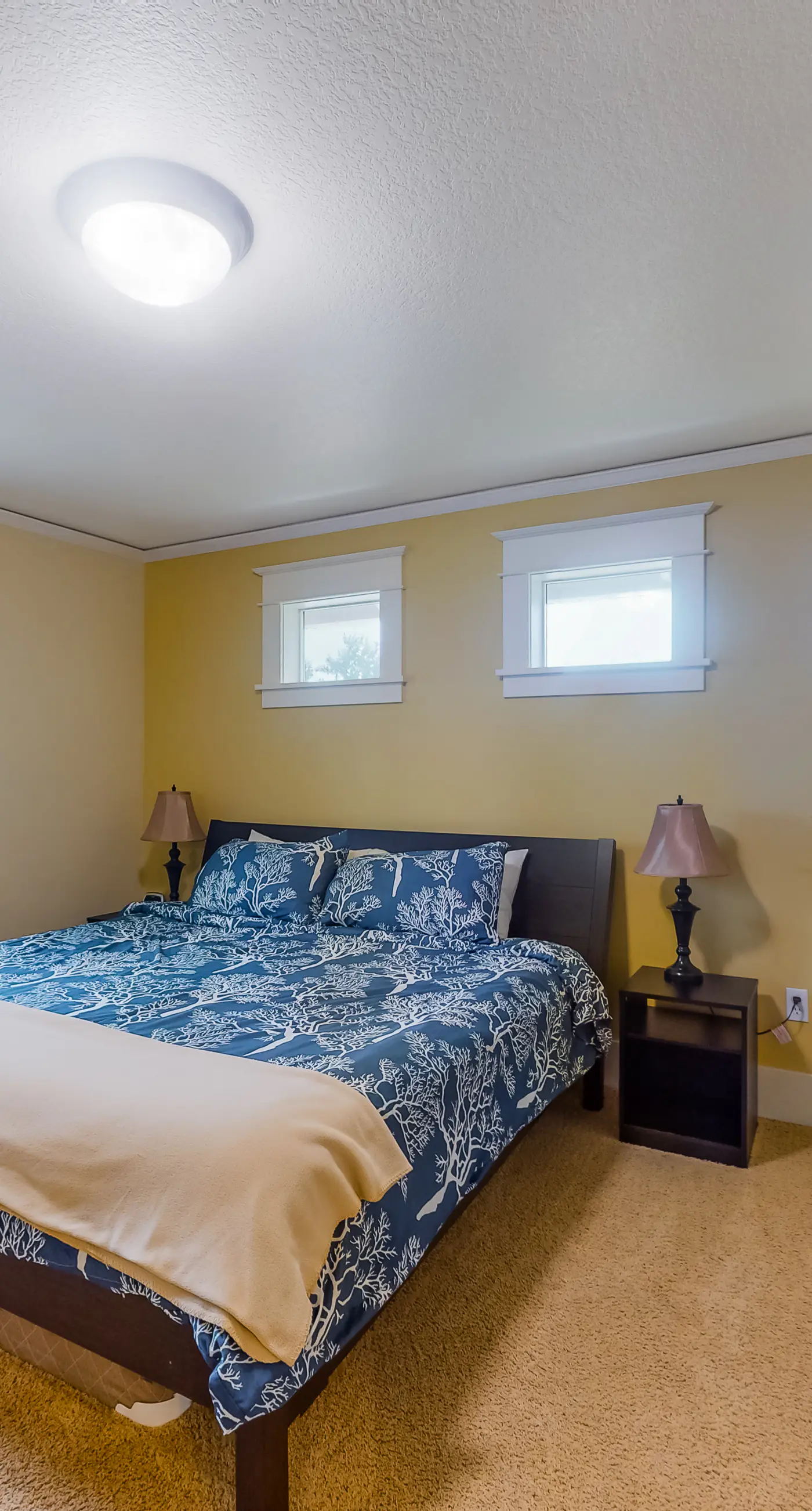 Beautiful Craftsman home with private hot tub and pool table walk to beach