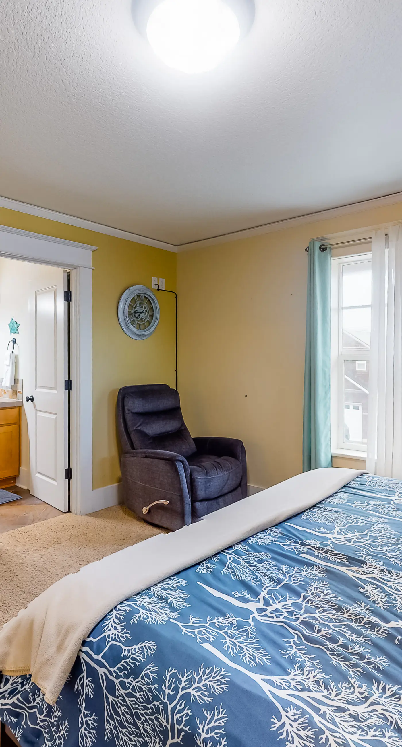Beautiful Craftsman home with private hot tub and pool table walk to beach