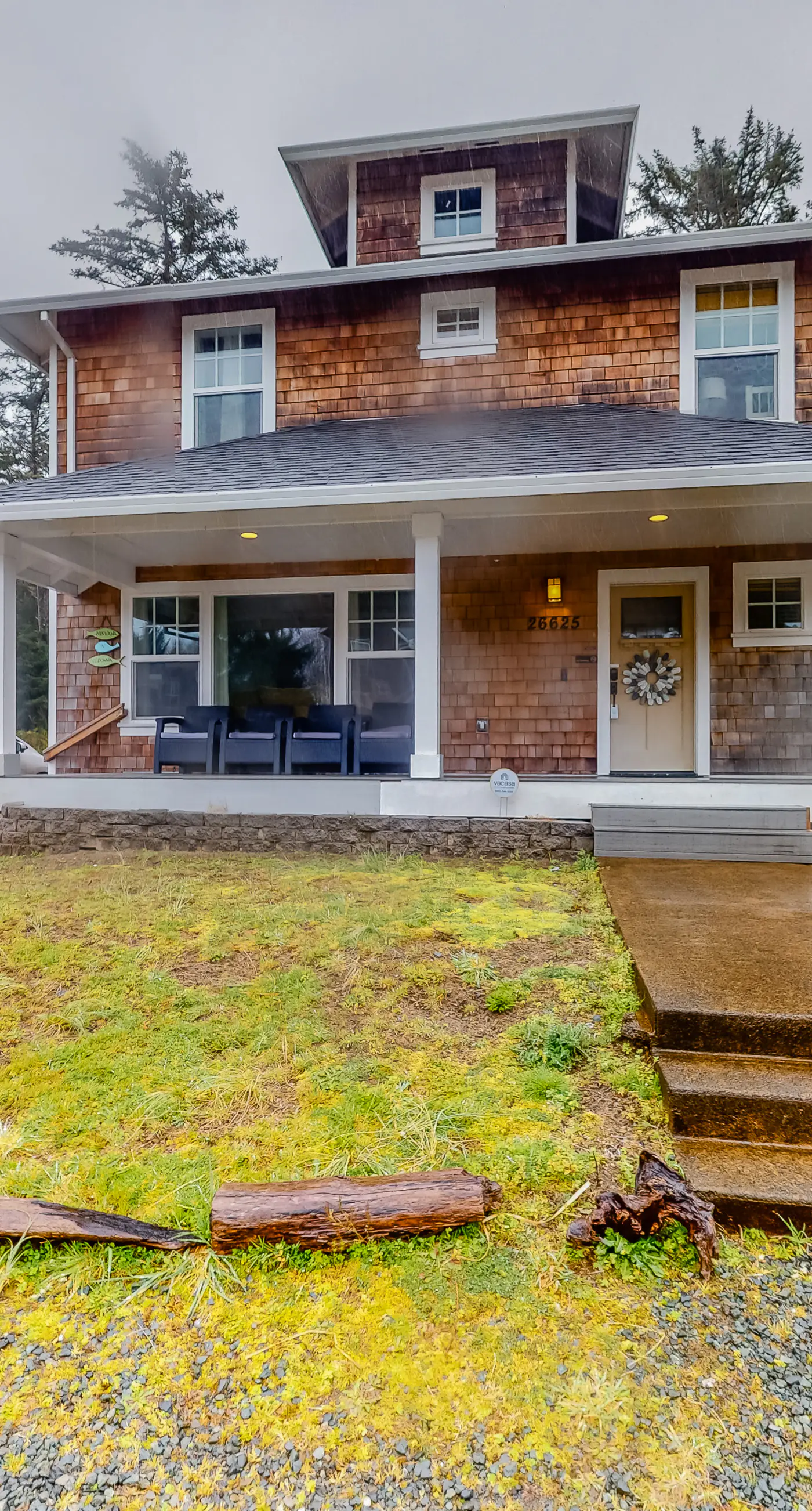 Beautiful Craftsman home with private hot tub and pool table walk to beach