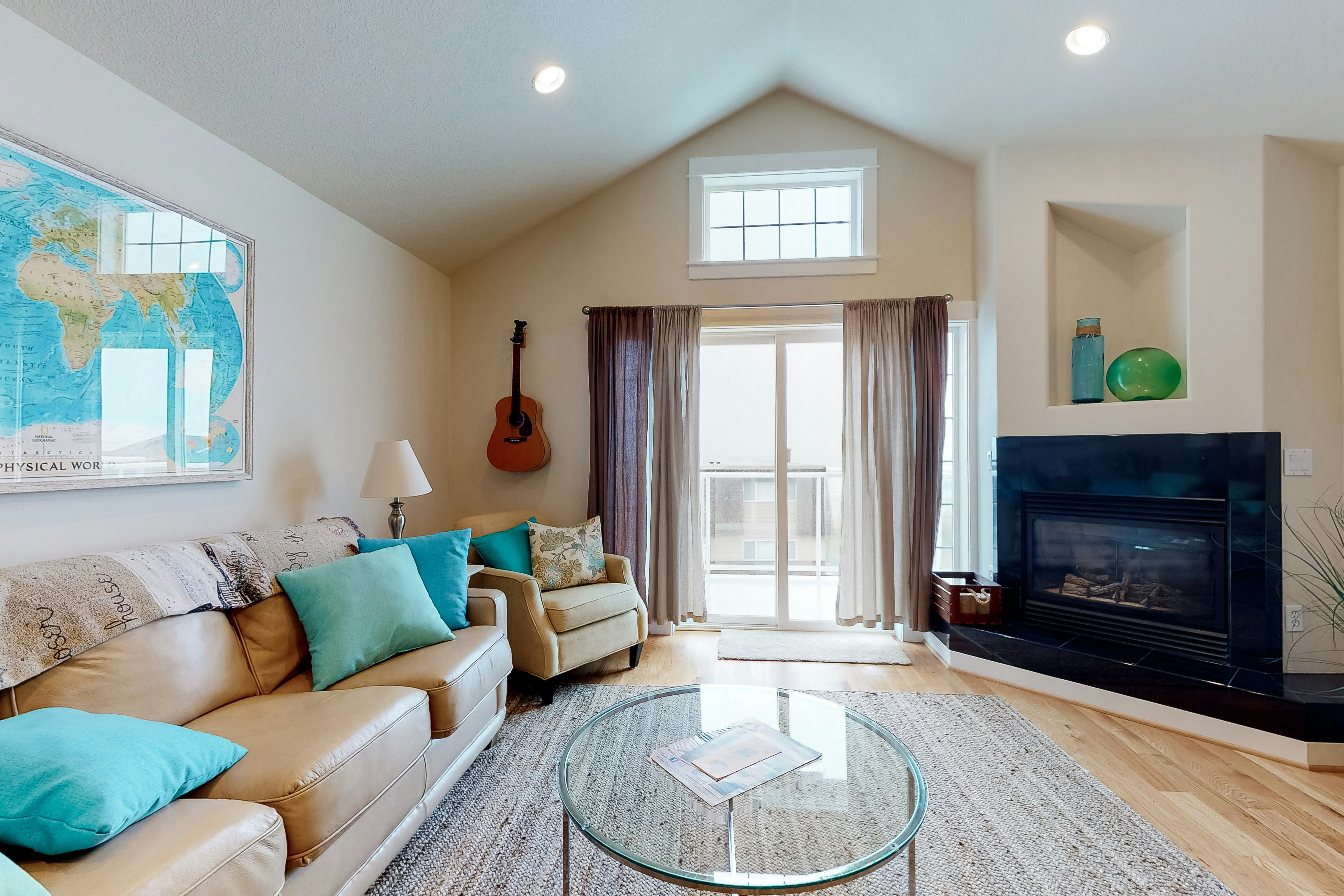 Ocean-view townhouse, 100 ft to beach with fireplace, Ping-Pong & private garage