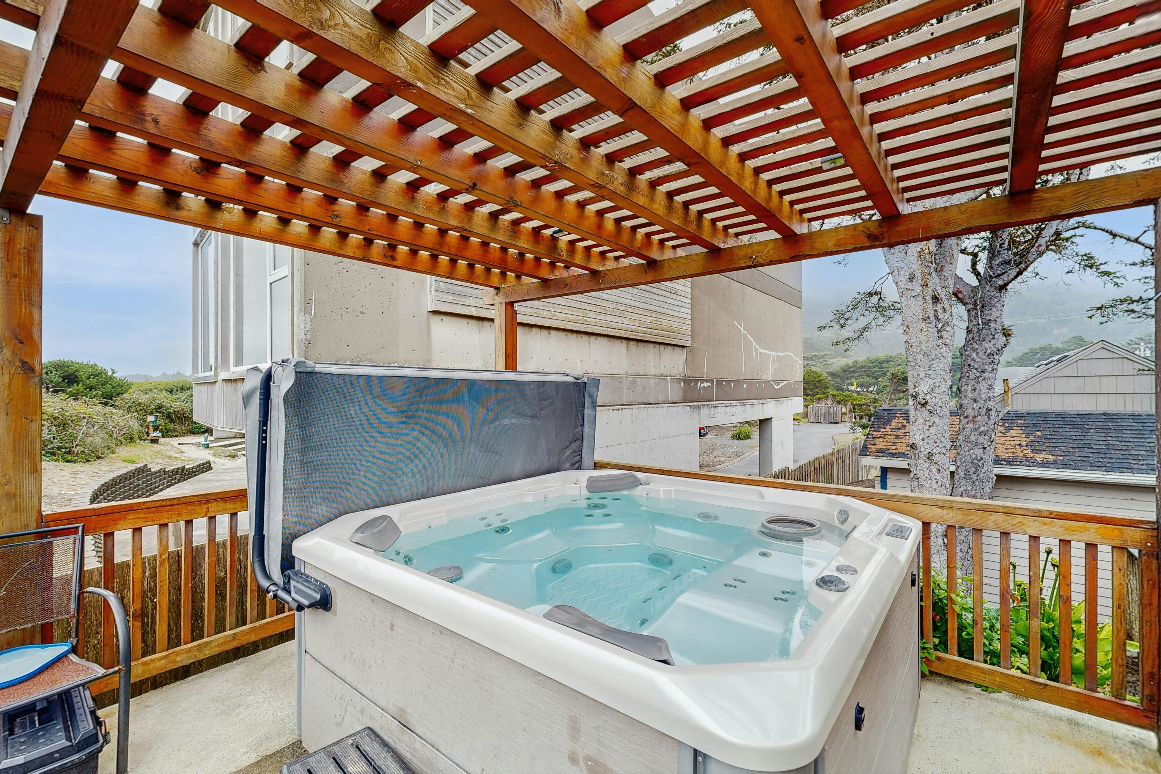 Oceanfront home with great views, high-speed WiFi & direct beach access