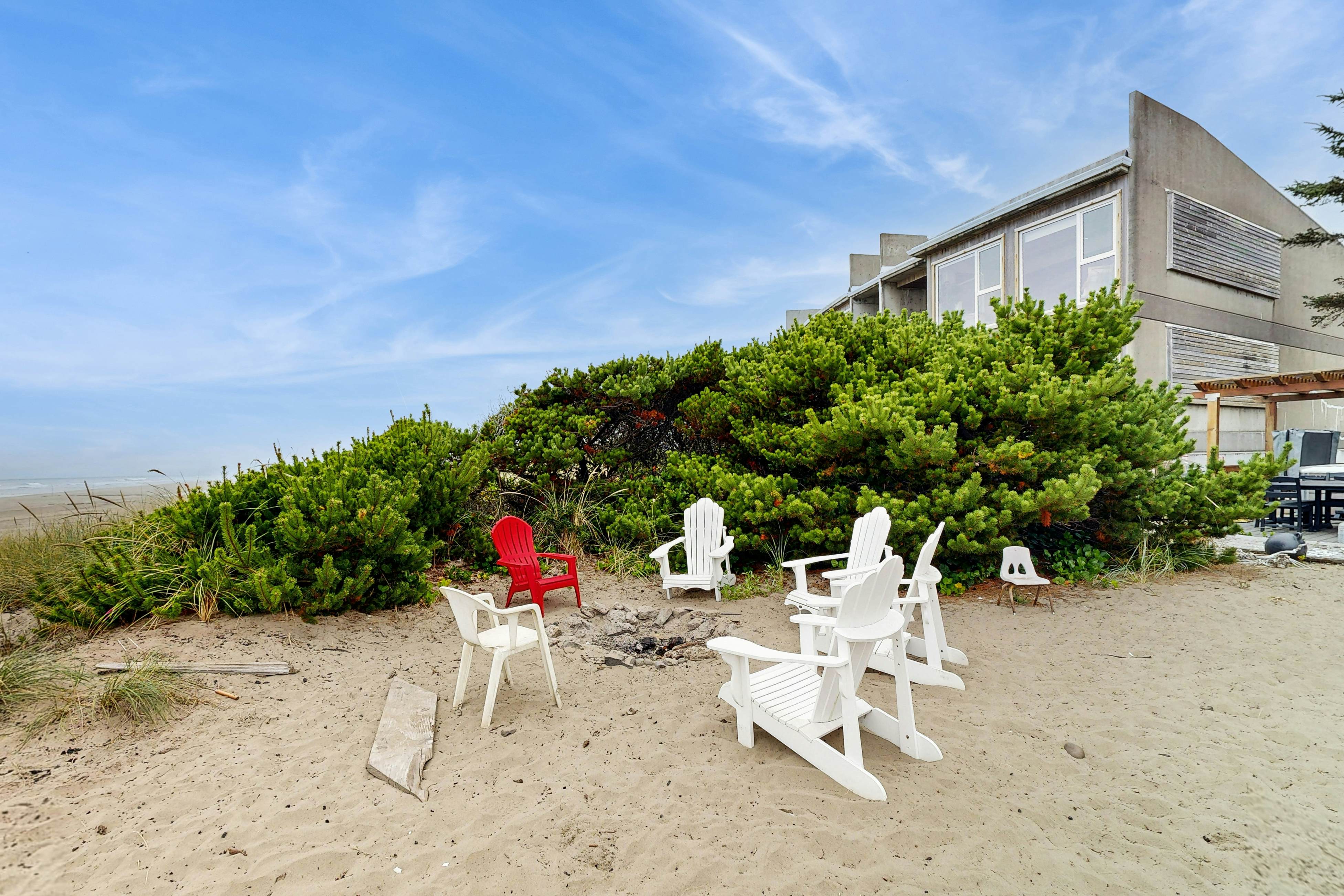Oceanfront home with great views, high-speed WiFi & direct beach access