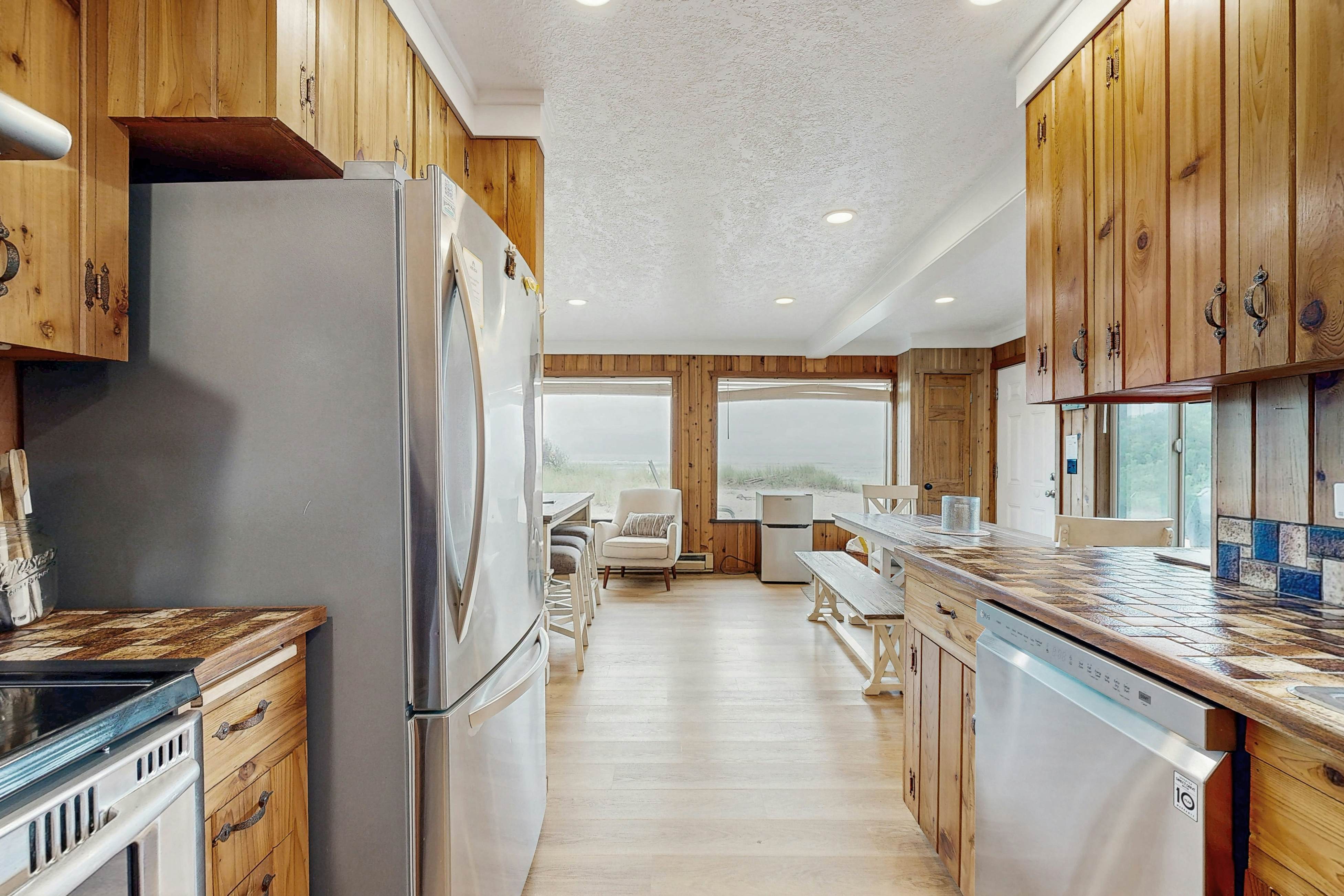 Oceanfront home with great views, high-speed WiFi & direct beach access