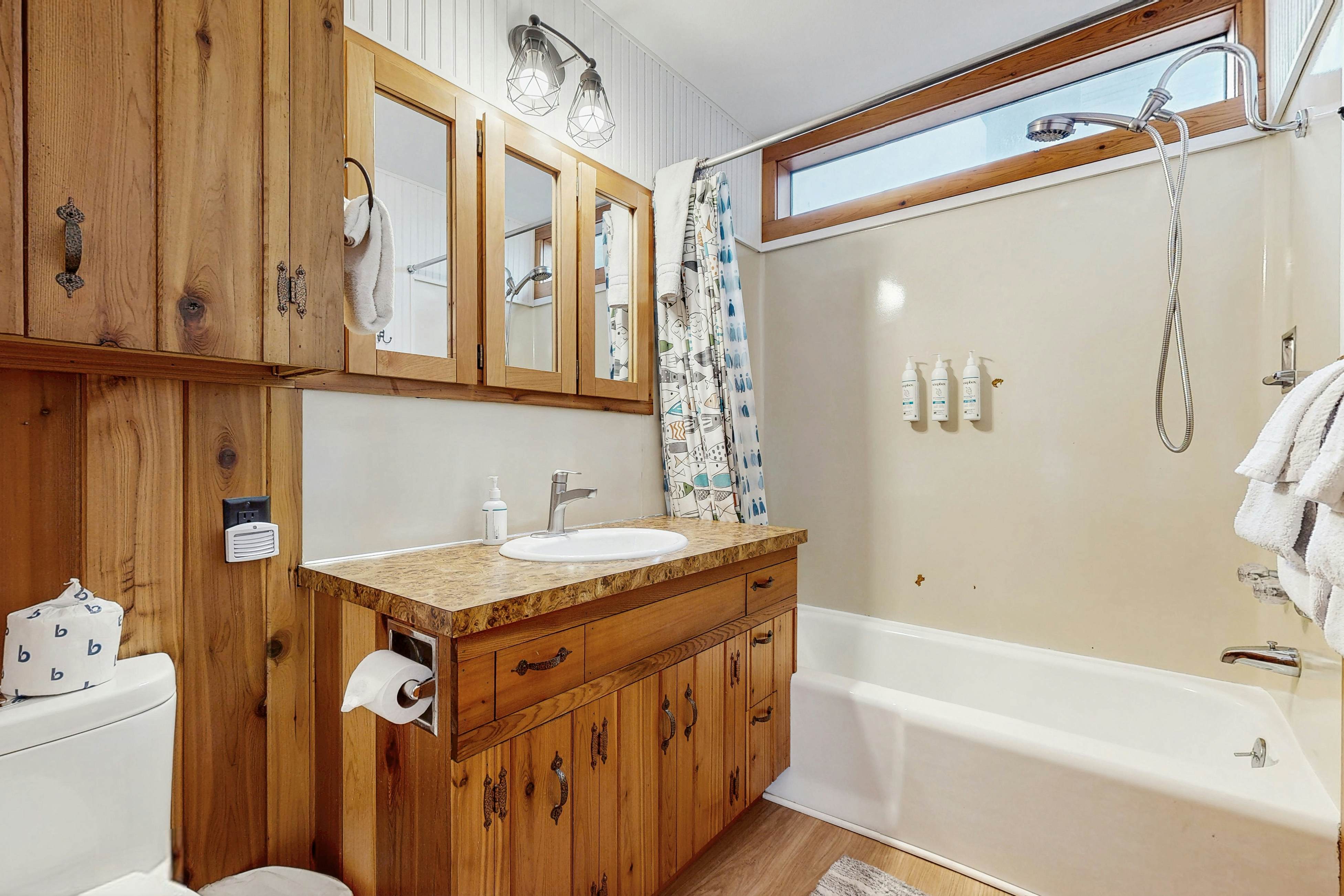 Oceanfront home with great views, high-speed WiFi & direct beach access