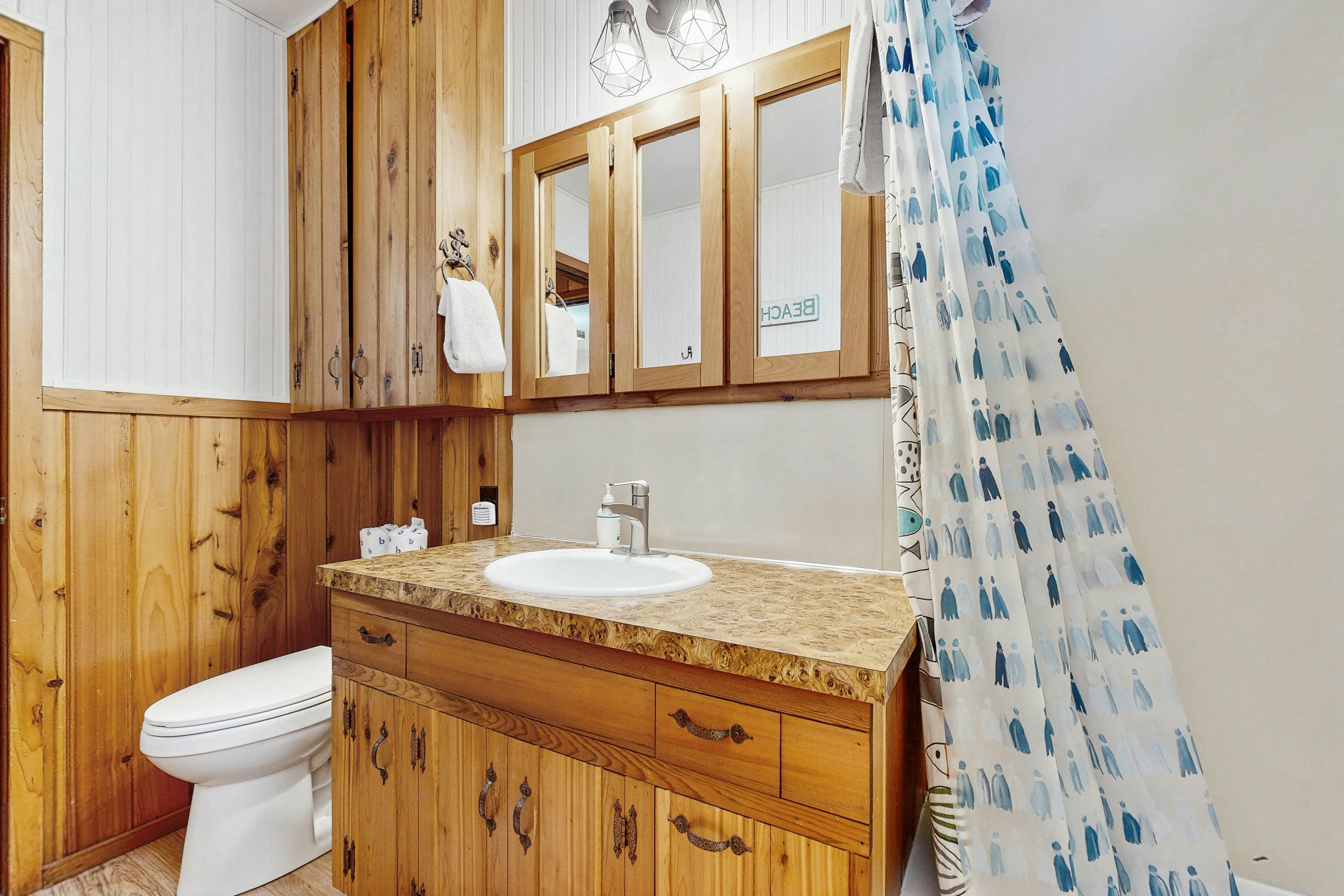 Oceanfront home with great views, high-speed WiFi & direct beach access