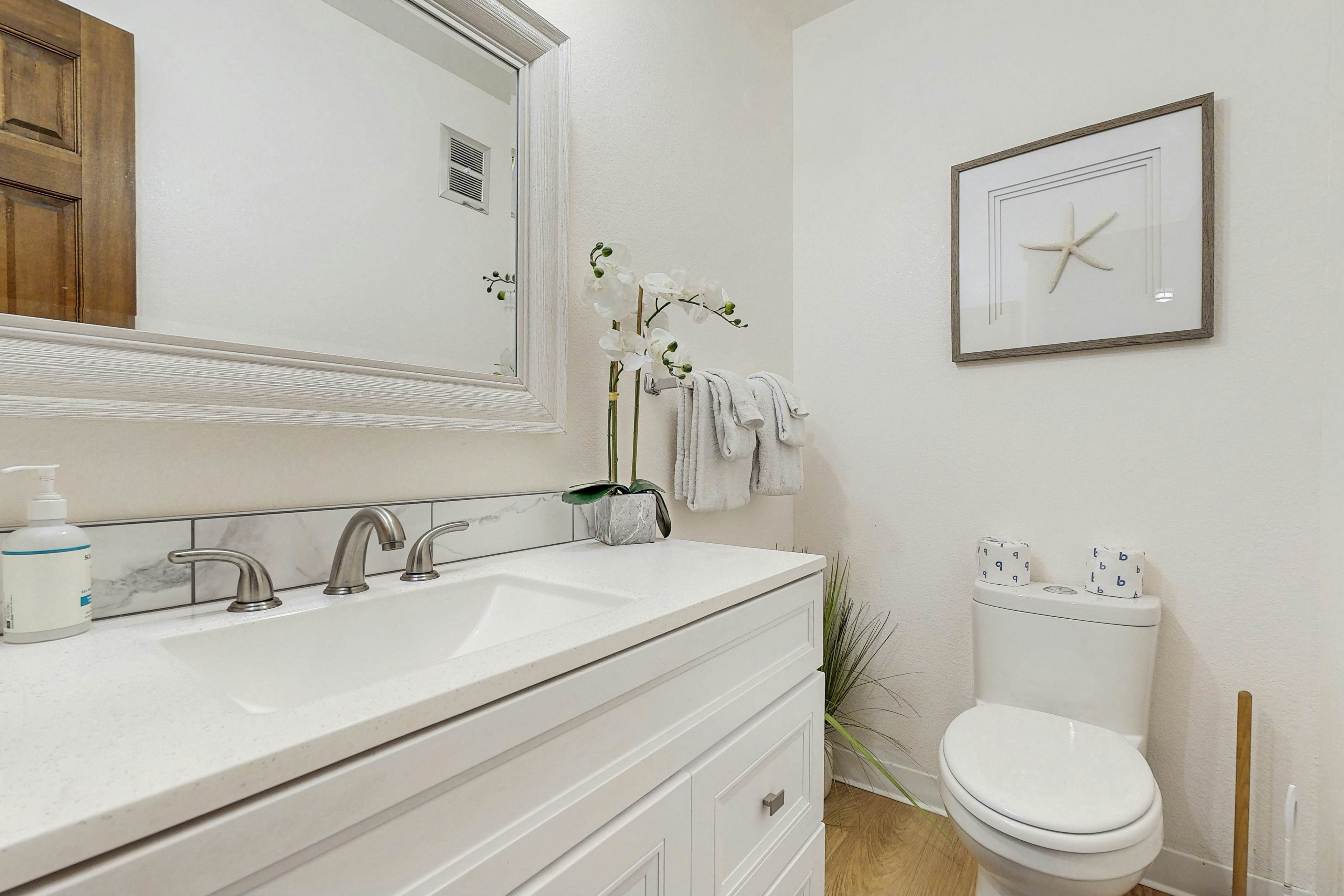 Oceanfront home with great views, high-speed WiFi & direct beach access