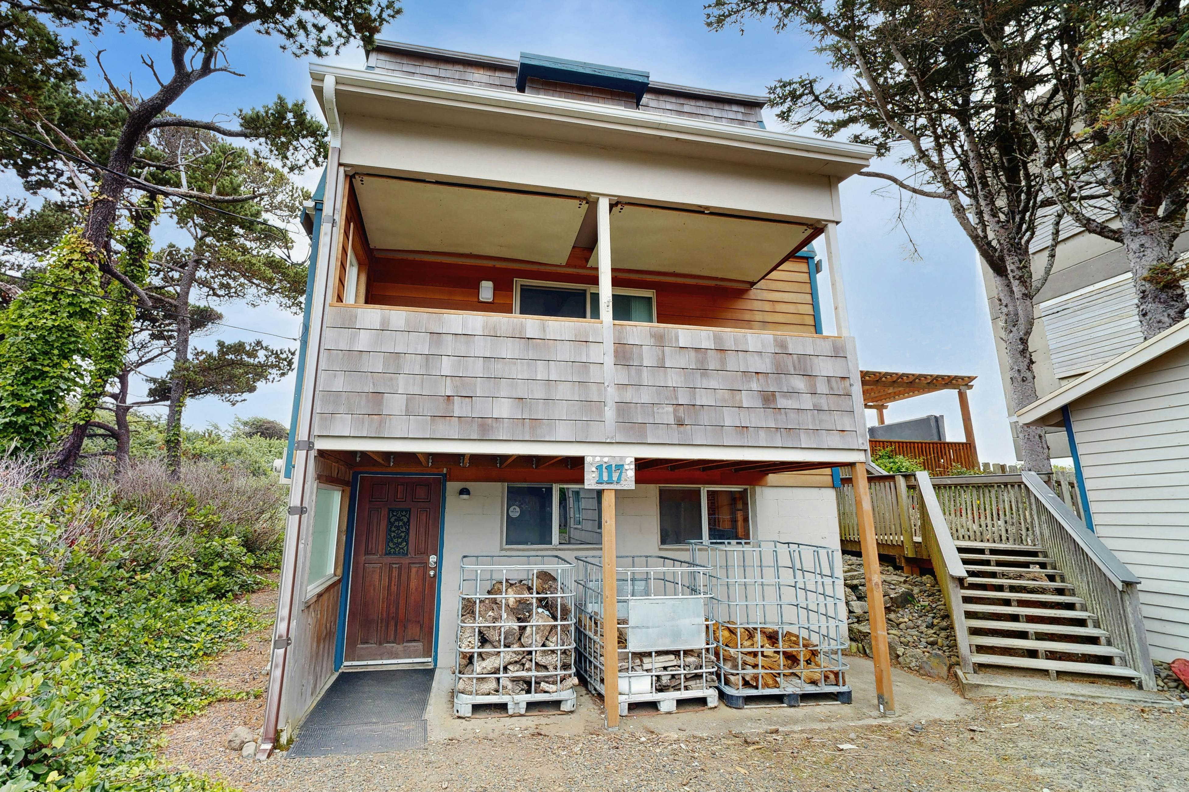 Oceanfront home with great views, high-speed WiFi & direct beach access