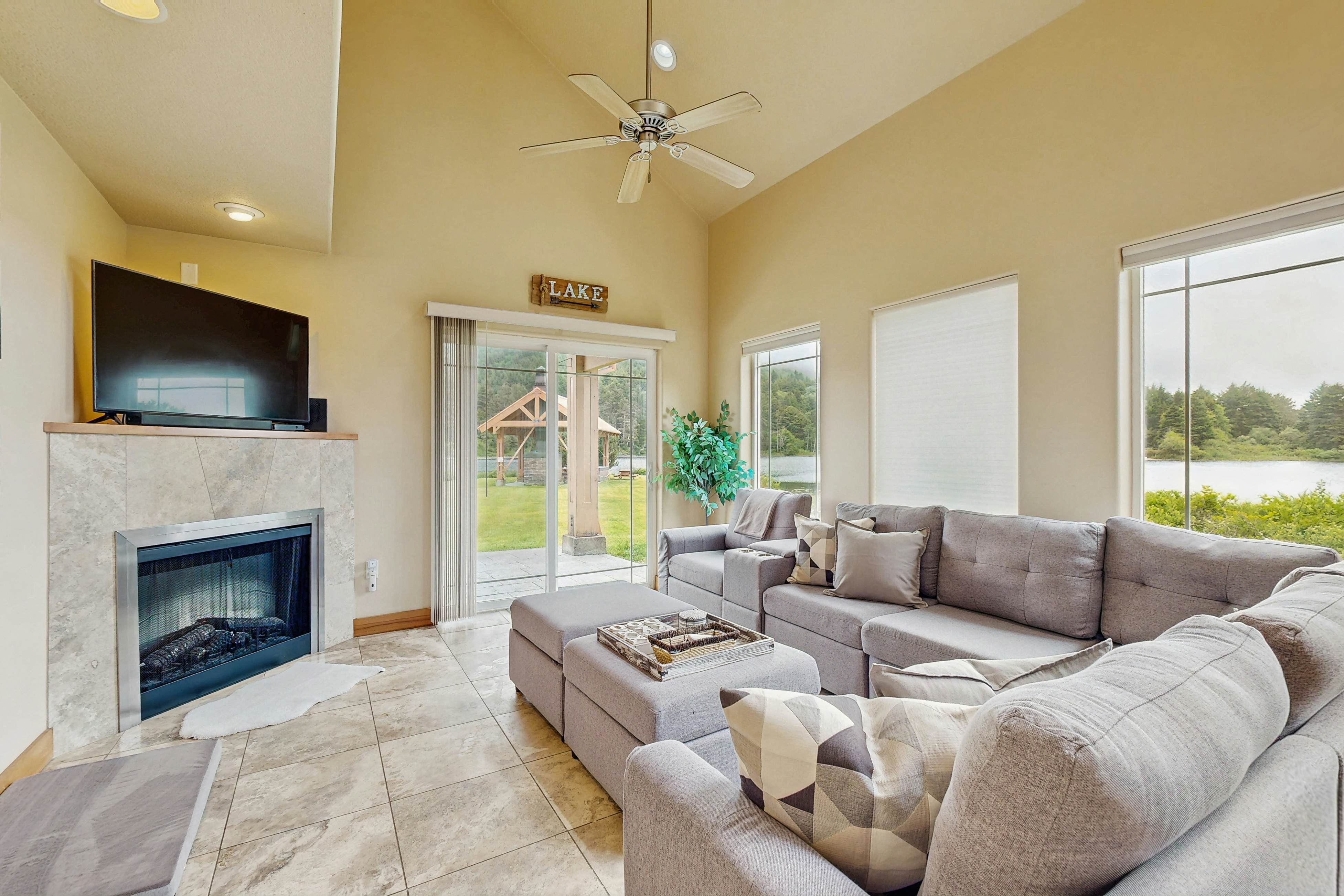 Lakefront end townhouse with kayaks & fishing dock, walk to beach - dogs welcome