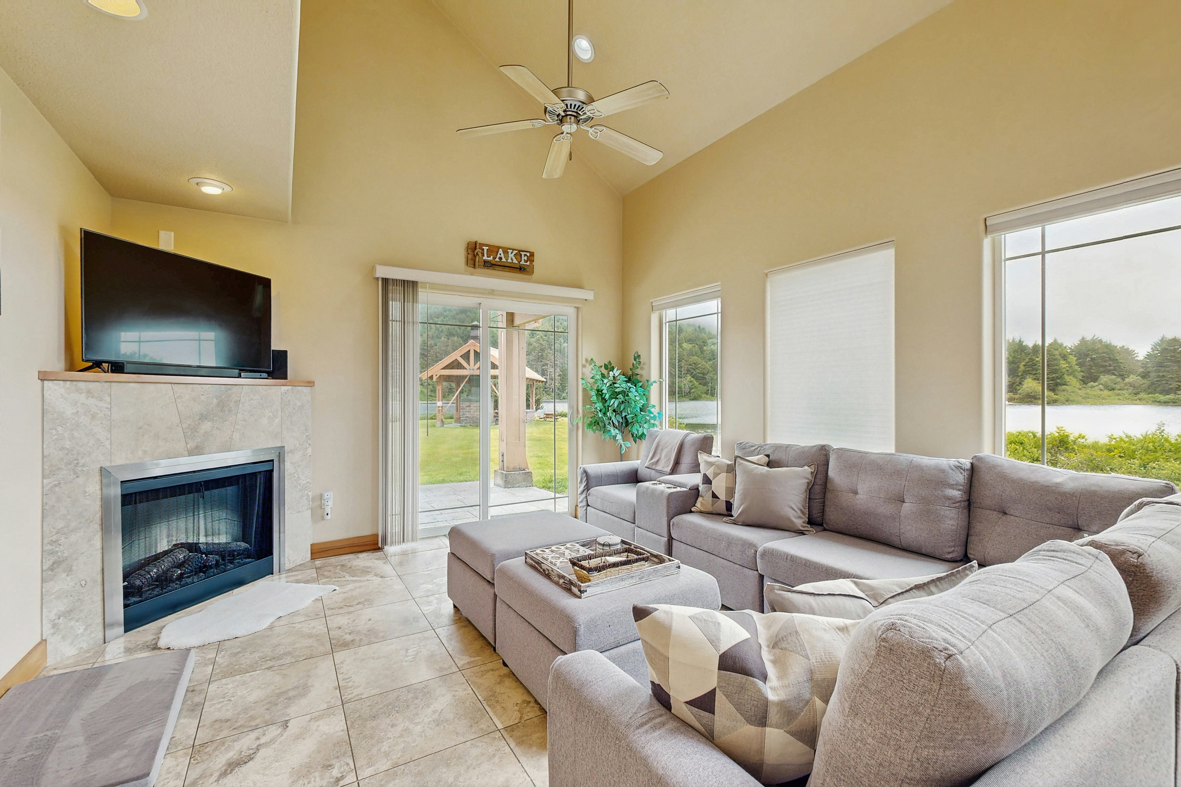 Lakefront end townhouse with kayaks & fishing dock, walk to beach - dogs welcome