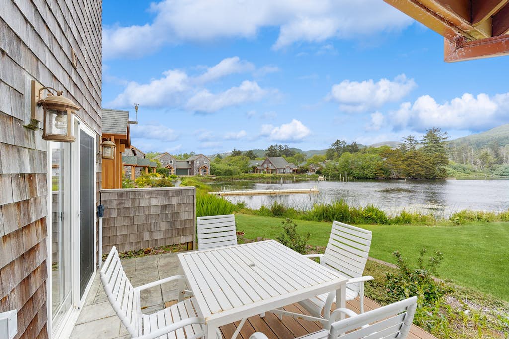 Lakefront end townhouse with kayaks and fishing dock walk to beach dogs welcome