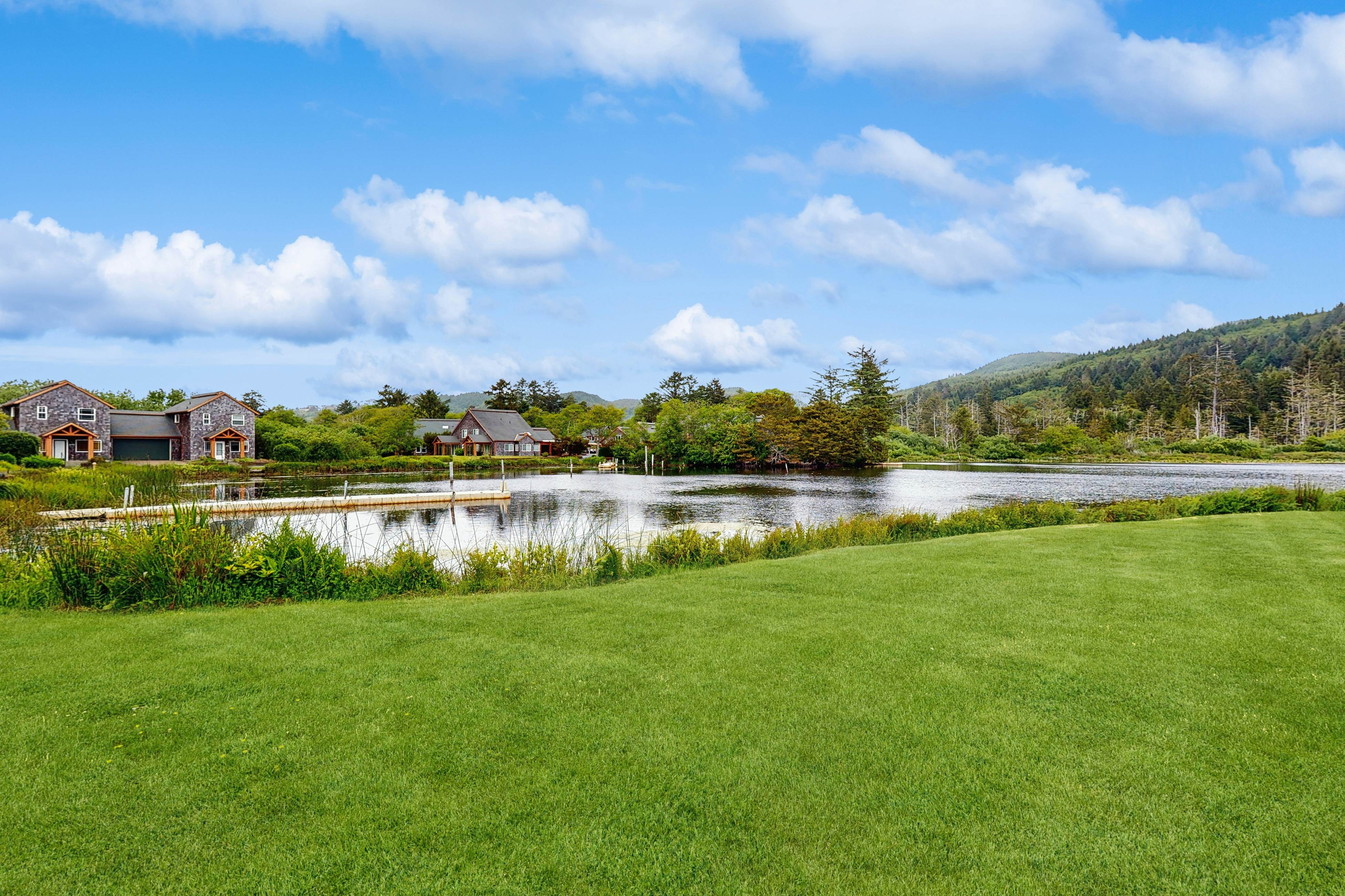 Lakefront end townhouse with kayaks & fishing dock, walk to beach - dogs welcome