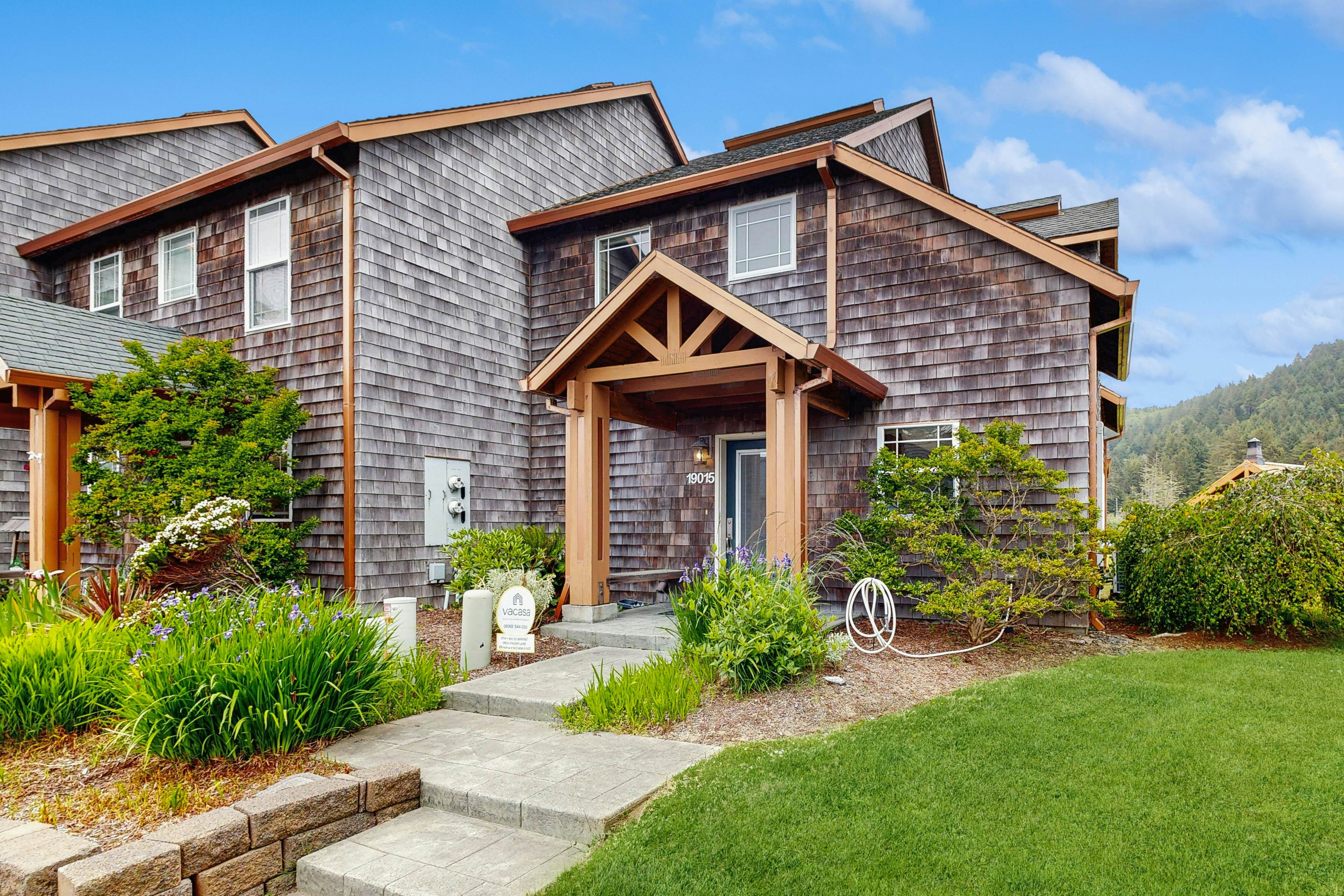 Lakefront end townhouse with kayaks & fishing dock, walk to beach - dogs welcome