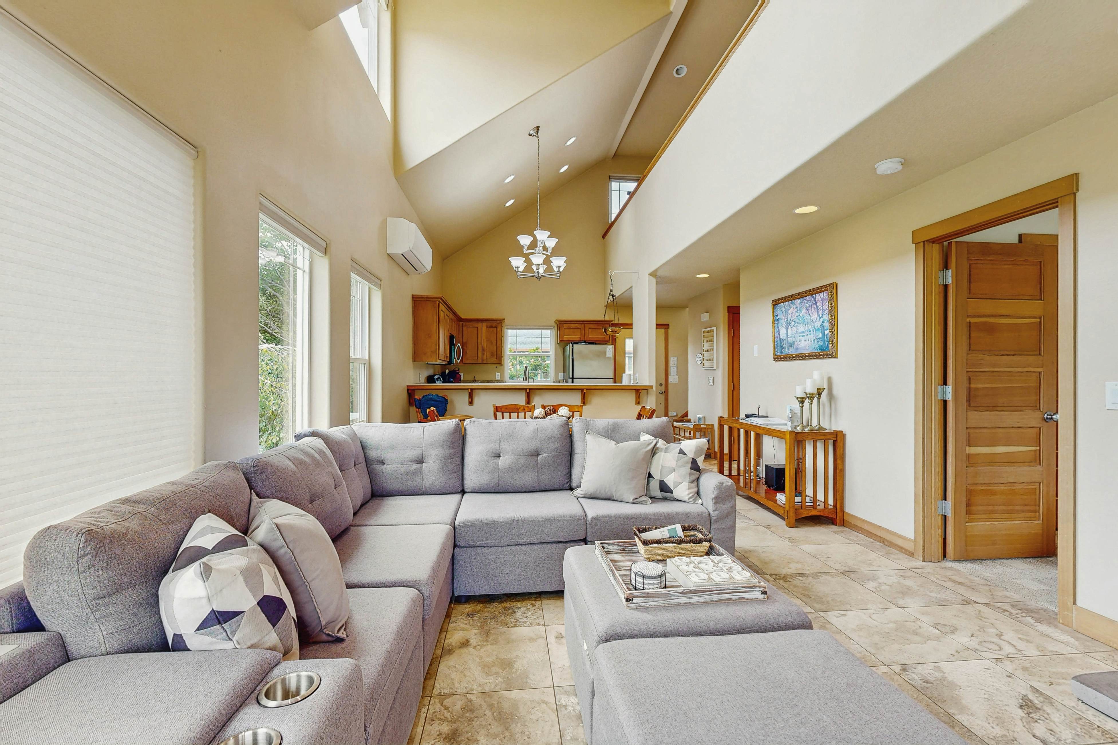 Lakefront end townhouse with kayaks & fishing dock, walk to beach - dogs welcome