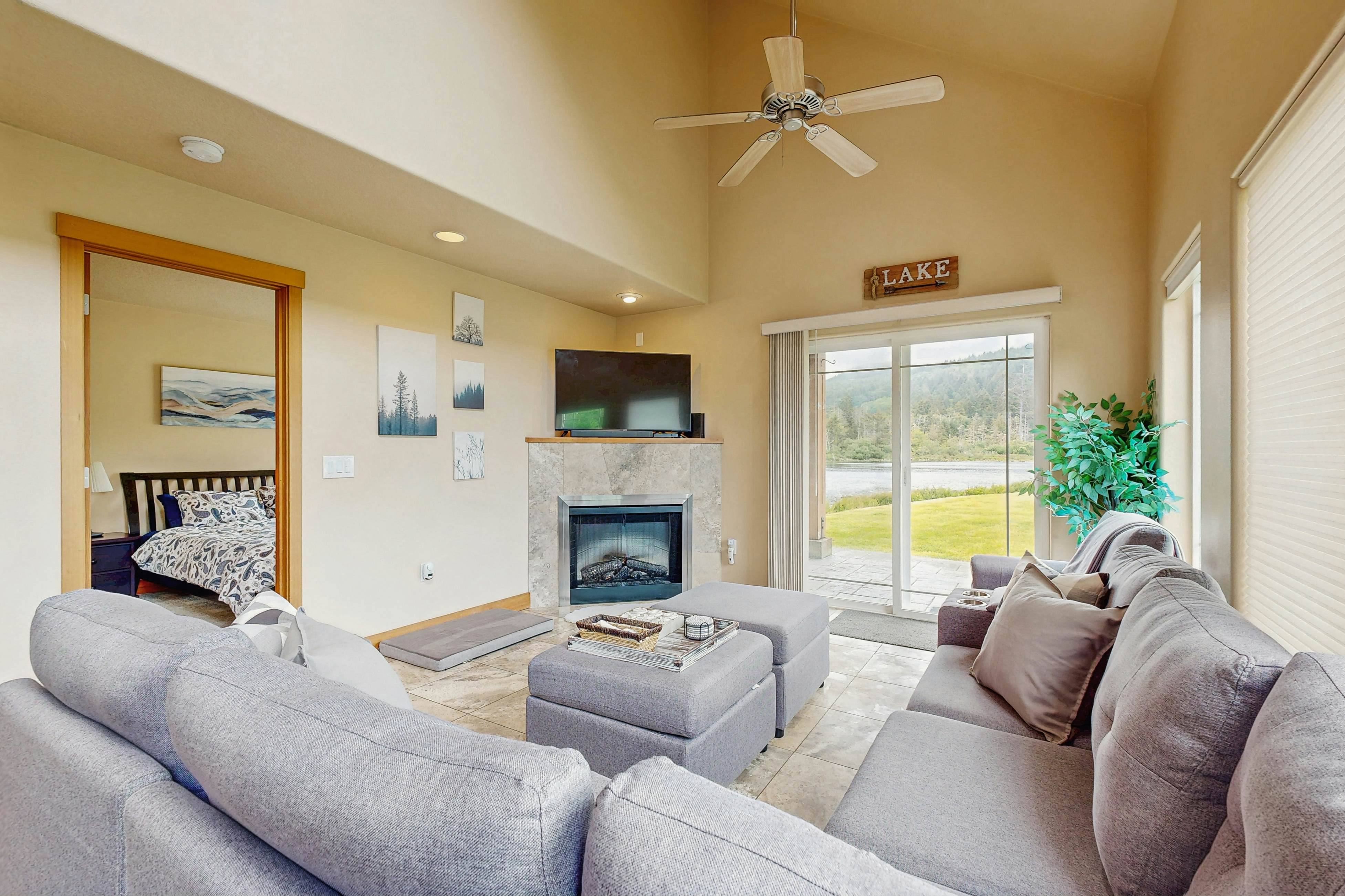 Lakefront end townhouse with kayaks & fishing dock, walk to beach - dogs welcome