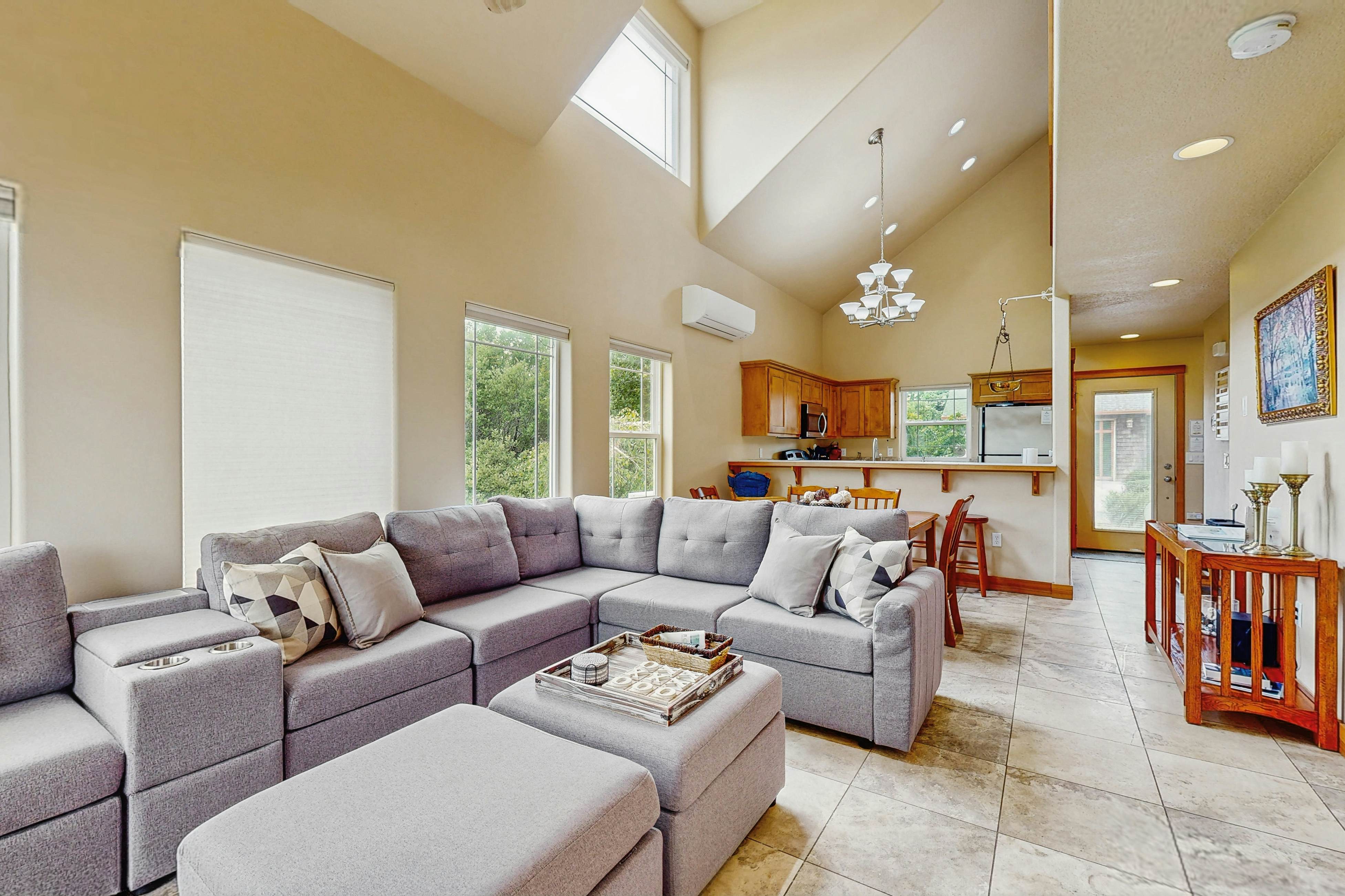 Lakefront end townhouse with kayaks & fishing dock, walk to beach - dogs welcome