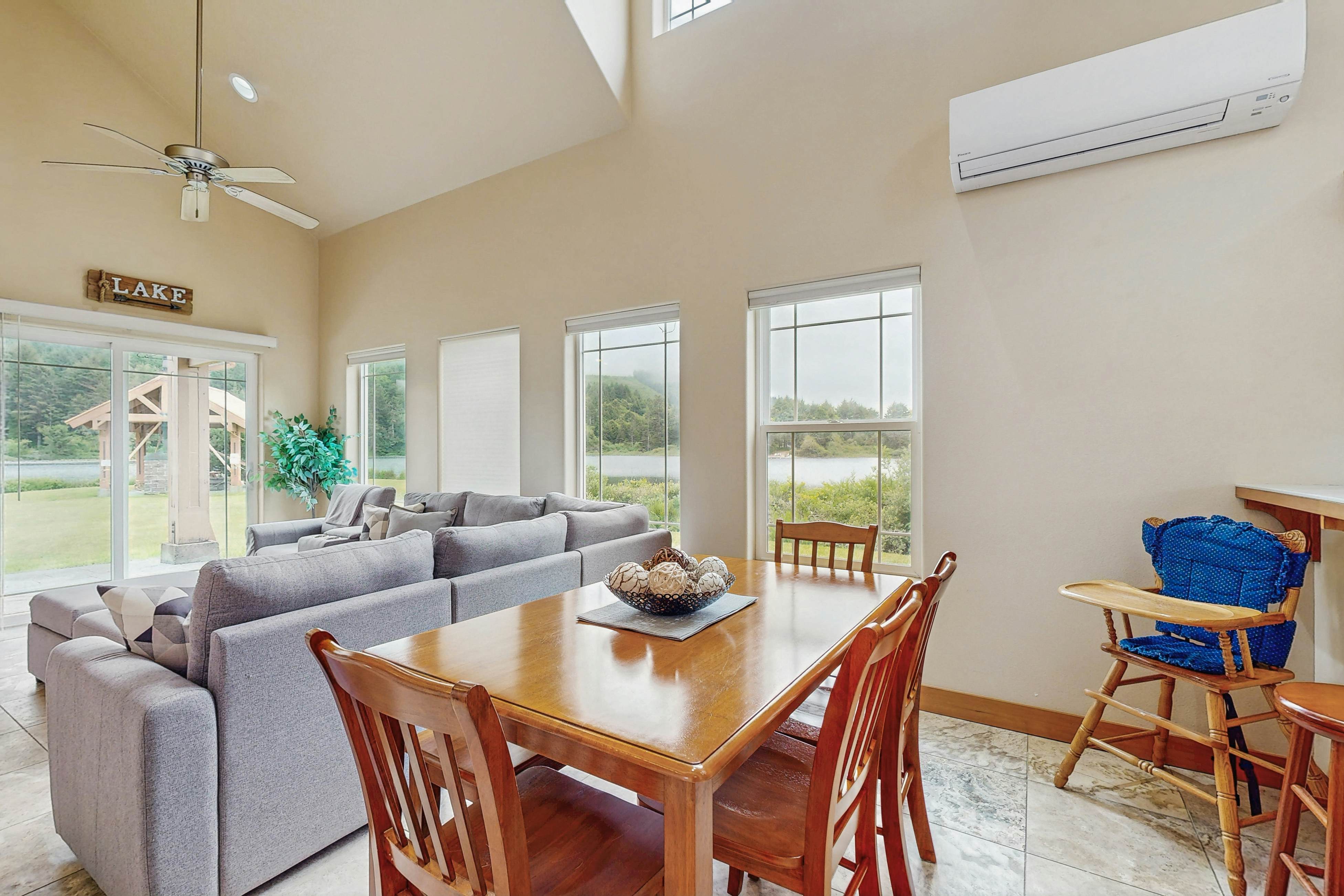 Lakefront end townhouse with kayaks & fishing dock, walk to beach - dogs welcome