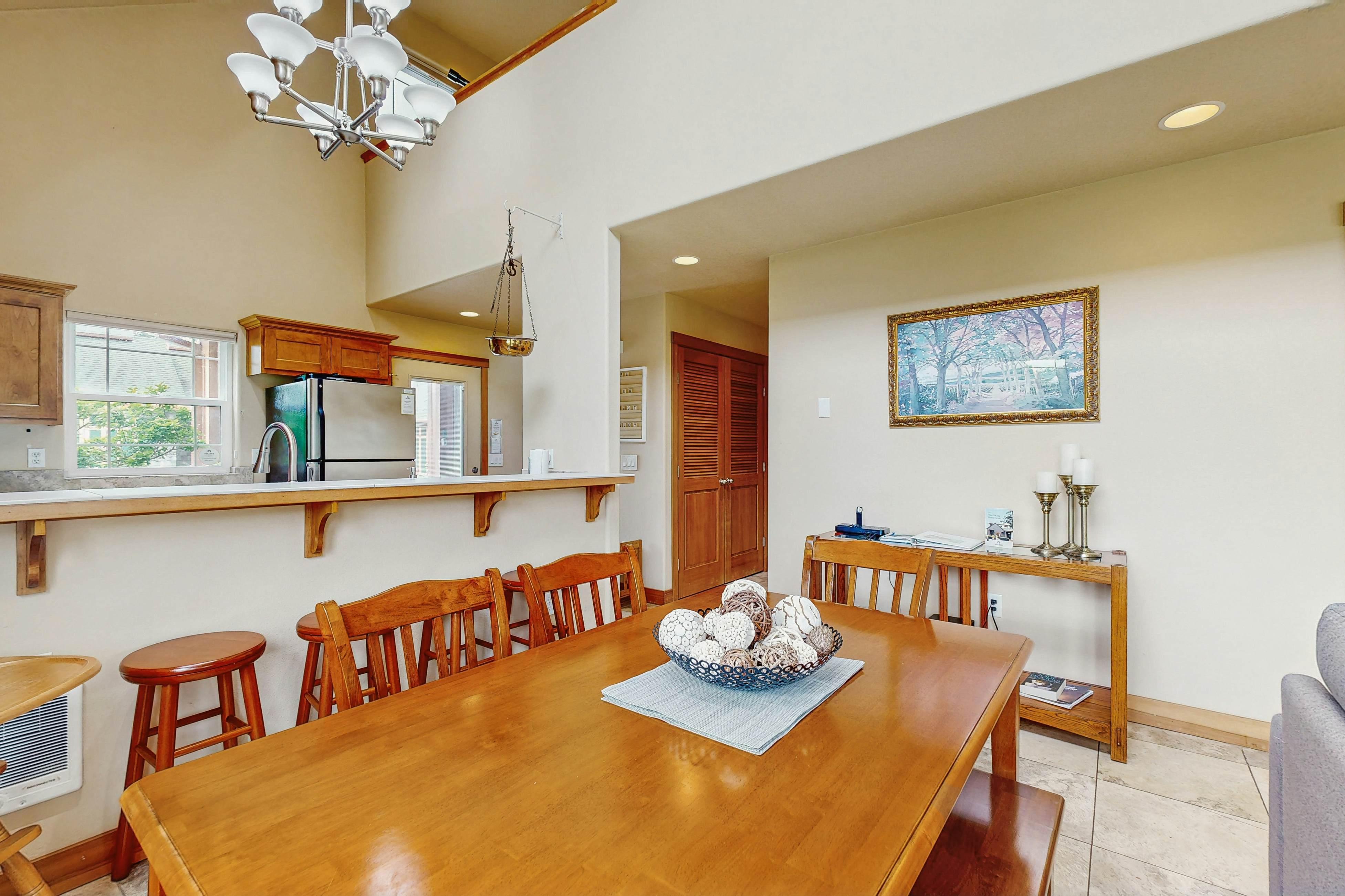 Lakefront end townhouse with kayaks & fishing dock, walk to beach - dogs welcome