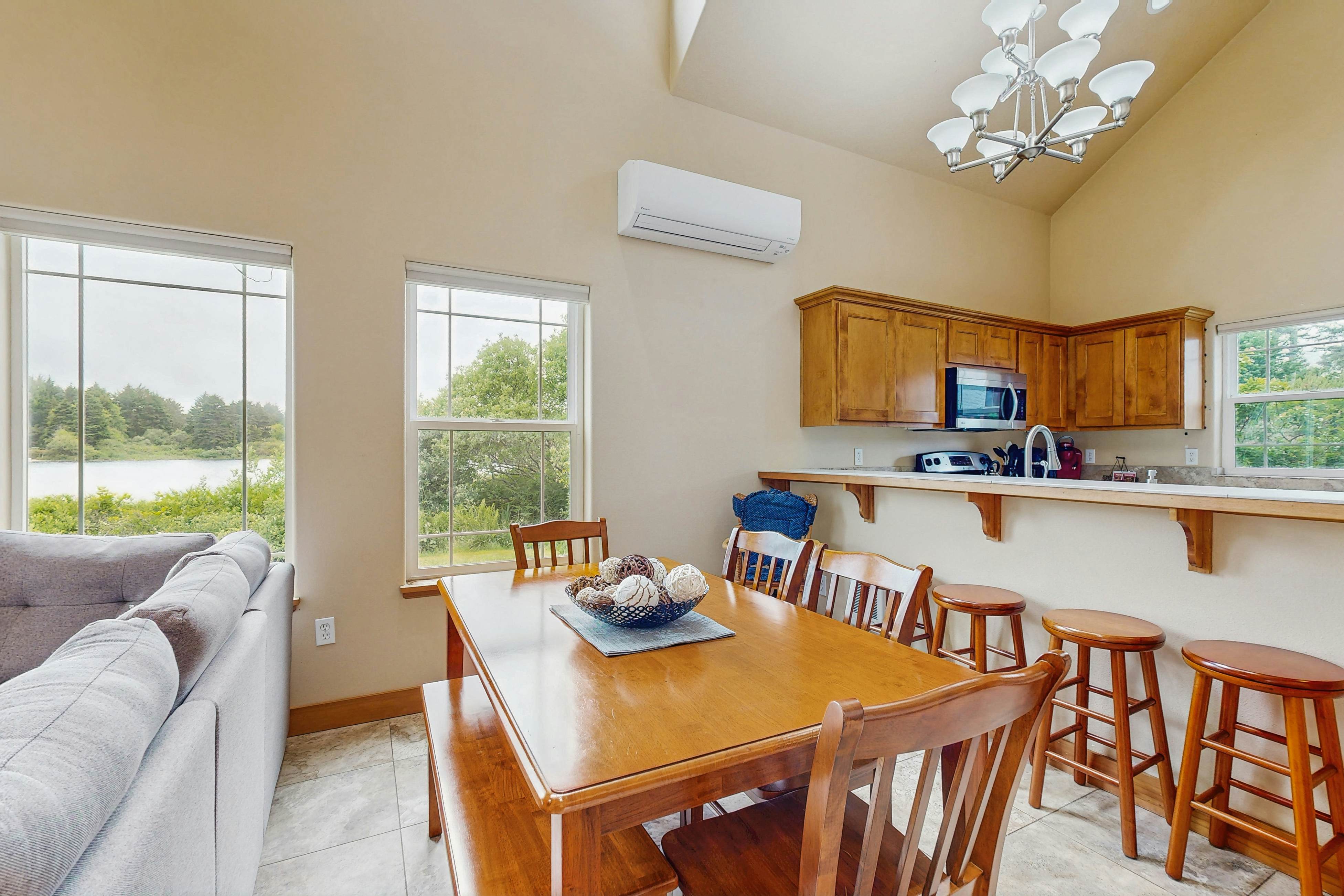 Lakefront end townhouse with kayaks & fishing dock, walk to beach - dogs welcome