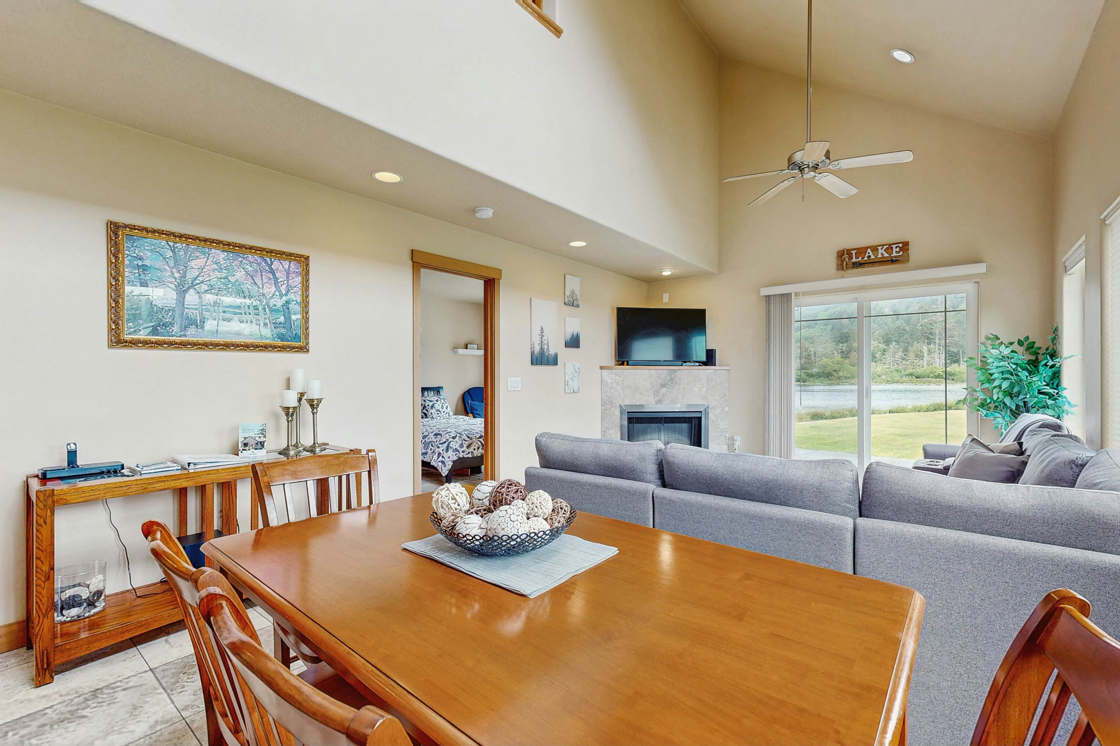 Lakefront end townhouse with kayaks & fishing dock, walk to beach - dogs welcome