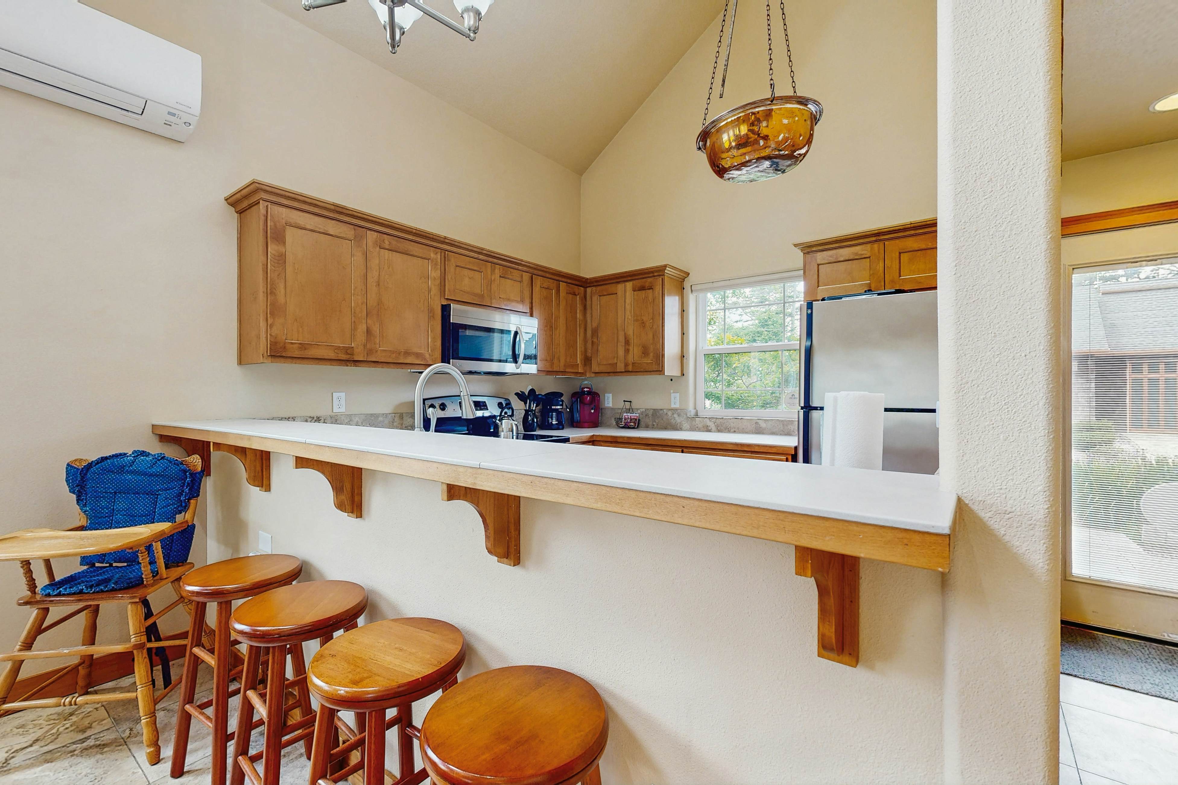 Lakefront end townhouse with kayaks & fishing dock, walk to beach - dogs welcome