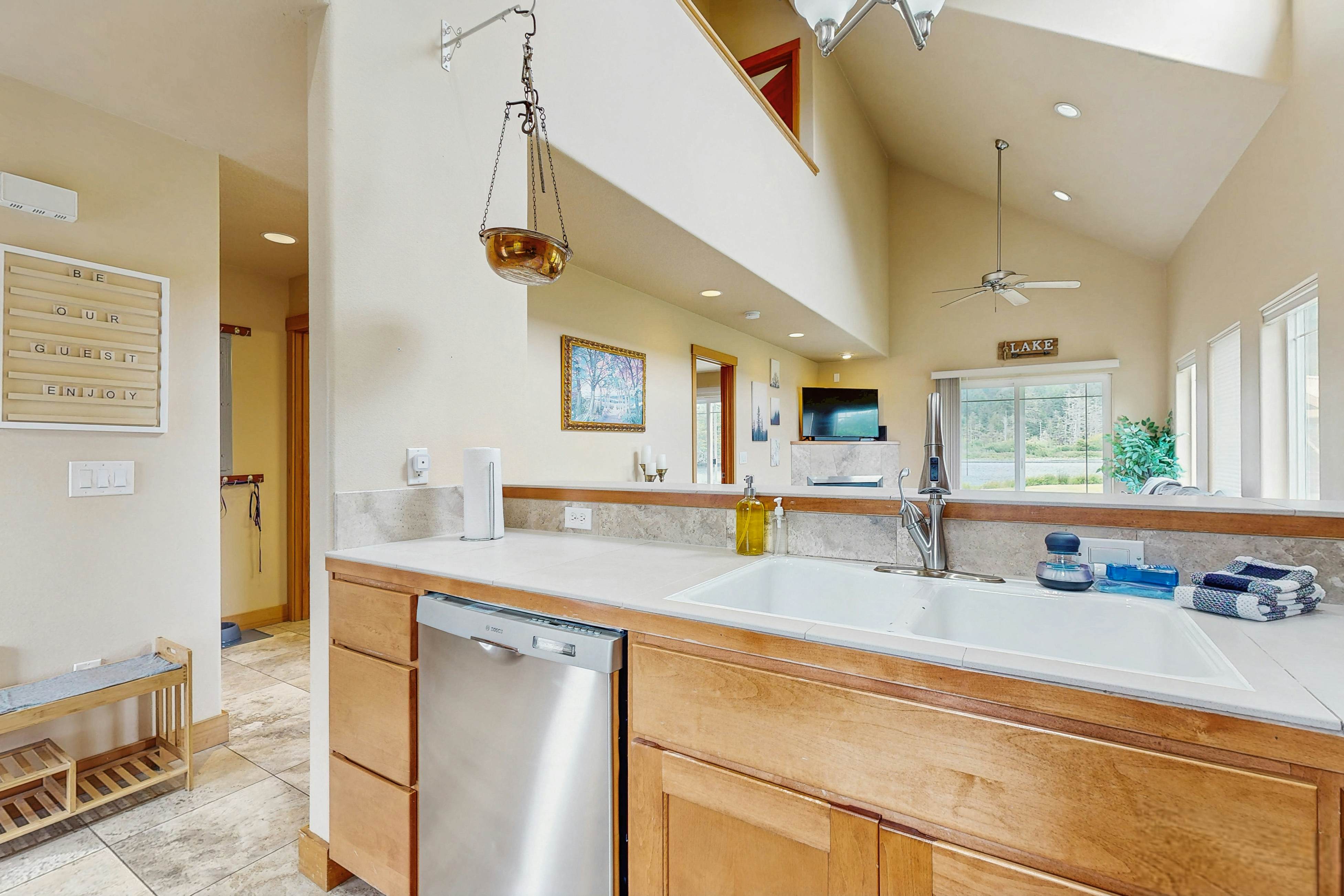 Lakefront end townhouse with kayaks & fishing dock, walk to beach - dogs welcome