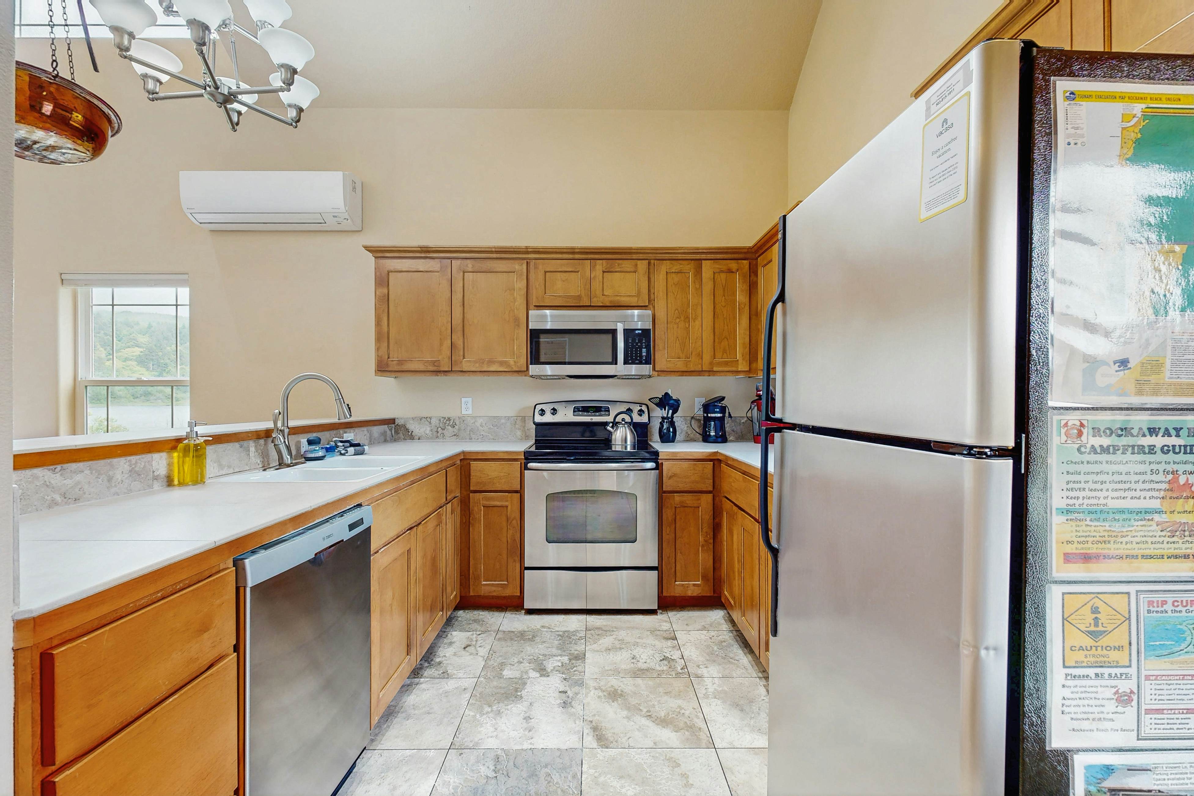 Lakefront end townhouse with kayaks & fishing dock, walk to beach - dogs welcome