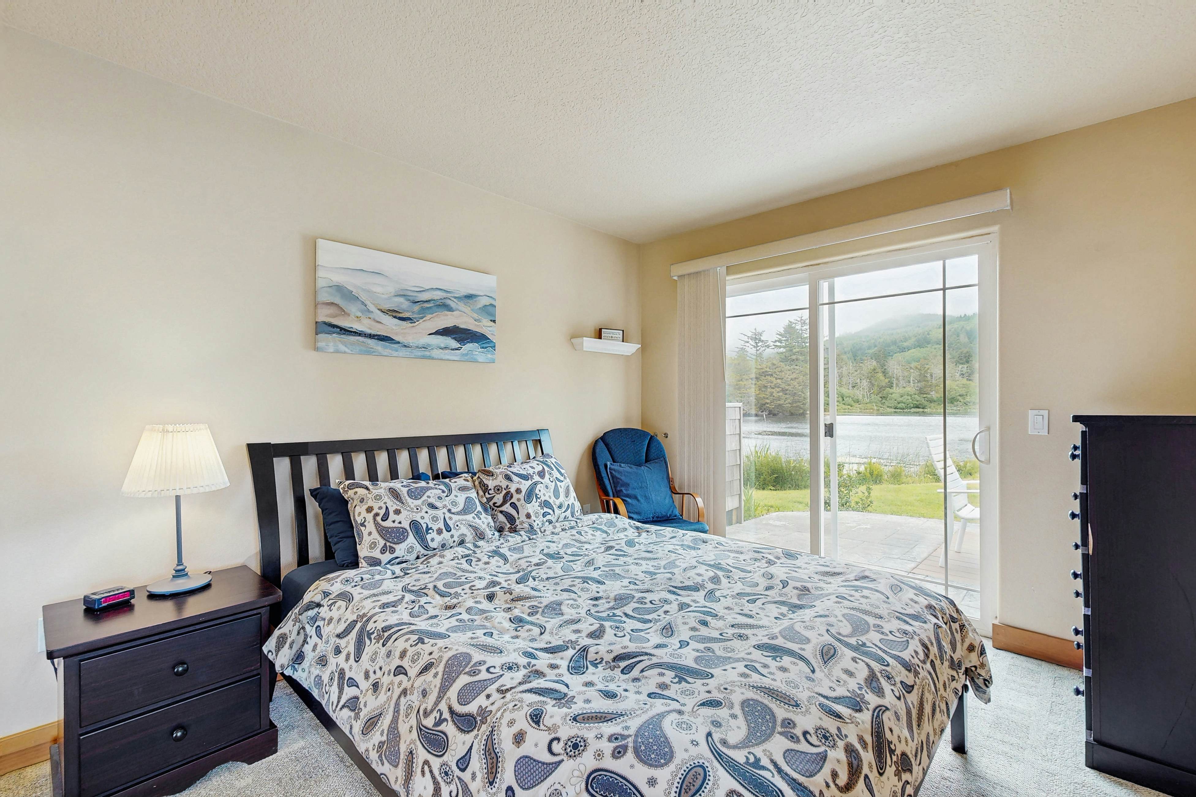 Lakefront end townhouse with kayaks & fishing dock, walk to beach - dogs welcome