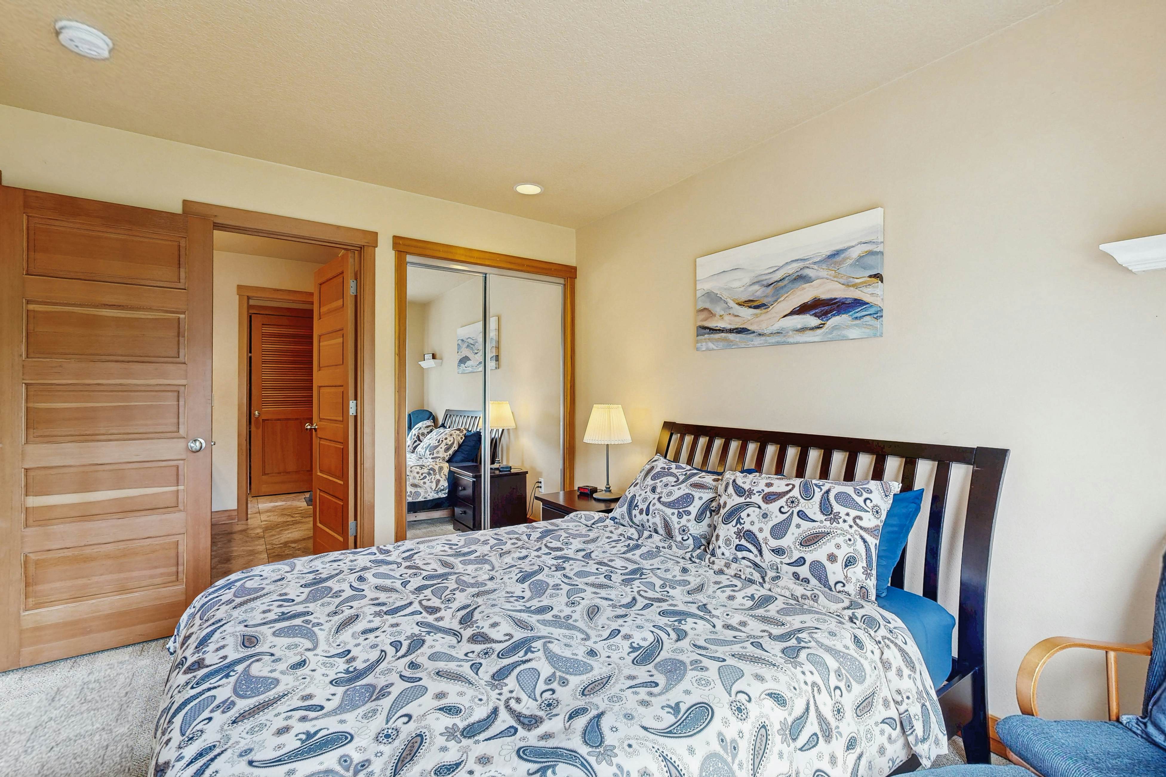 Lakefront end townhouse with kayaks & fishing dock, walk to beach - dogs welcome