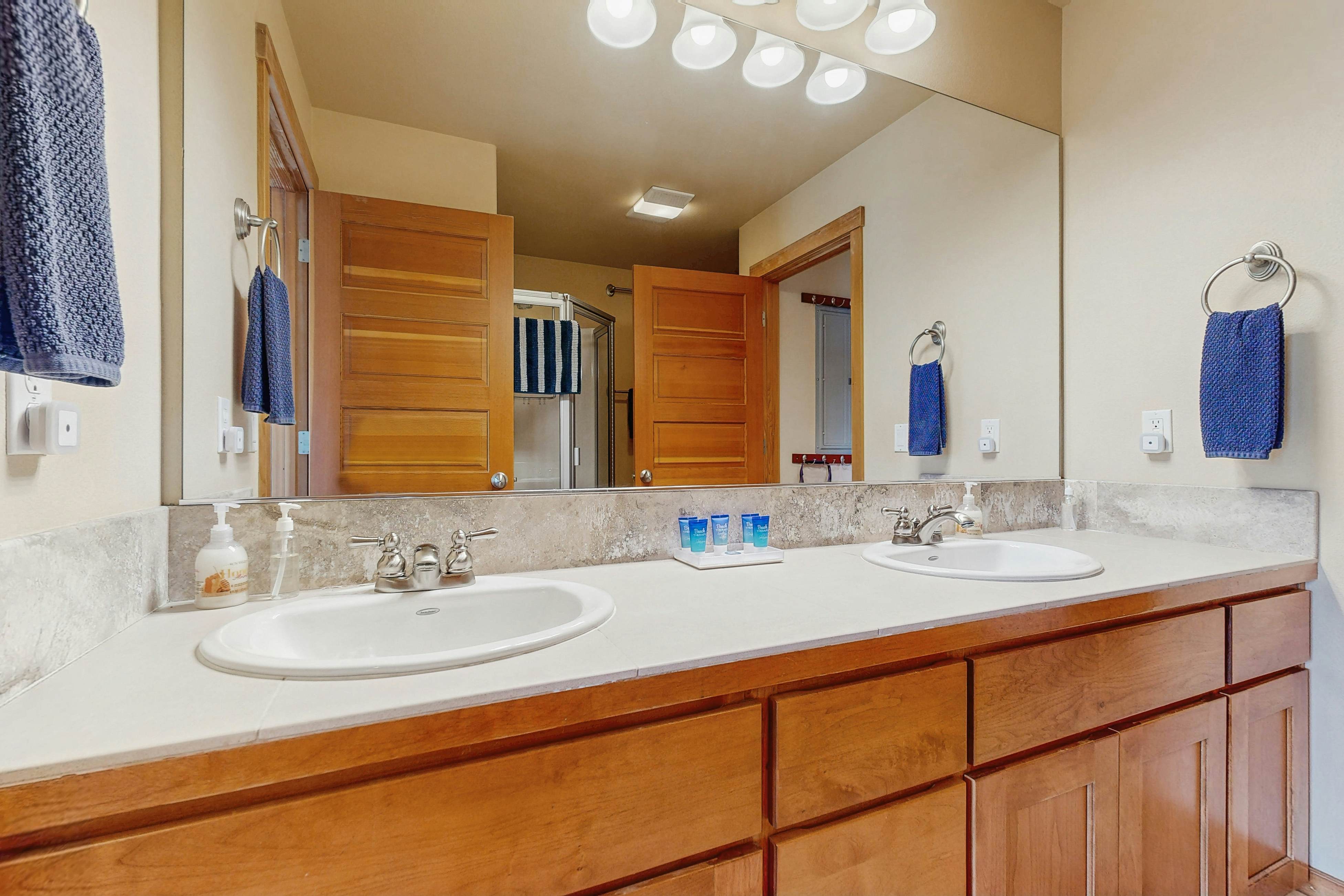 Lakefront end townhouse with kayaks & fishing dock, walk to beach - dogs welcome