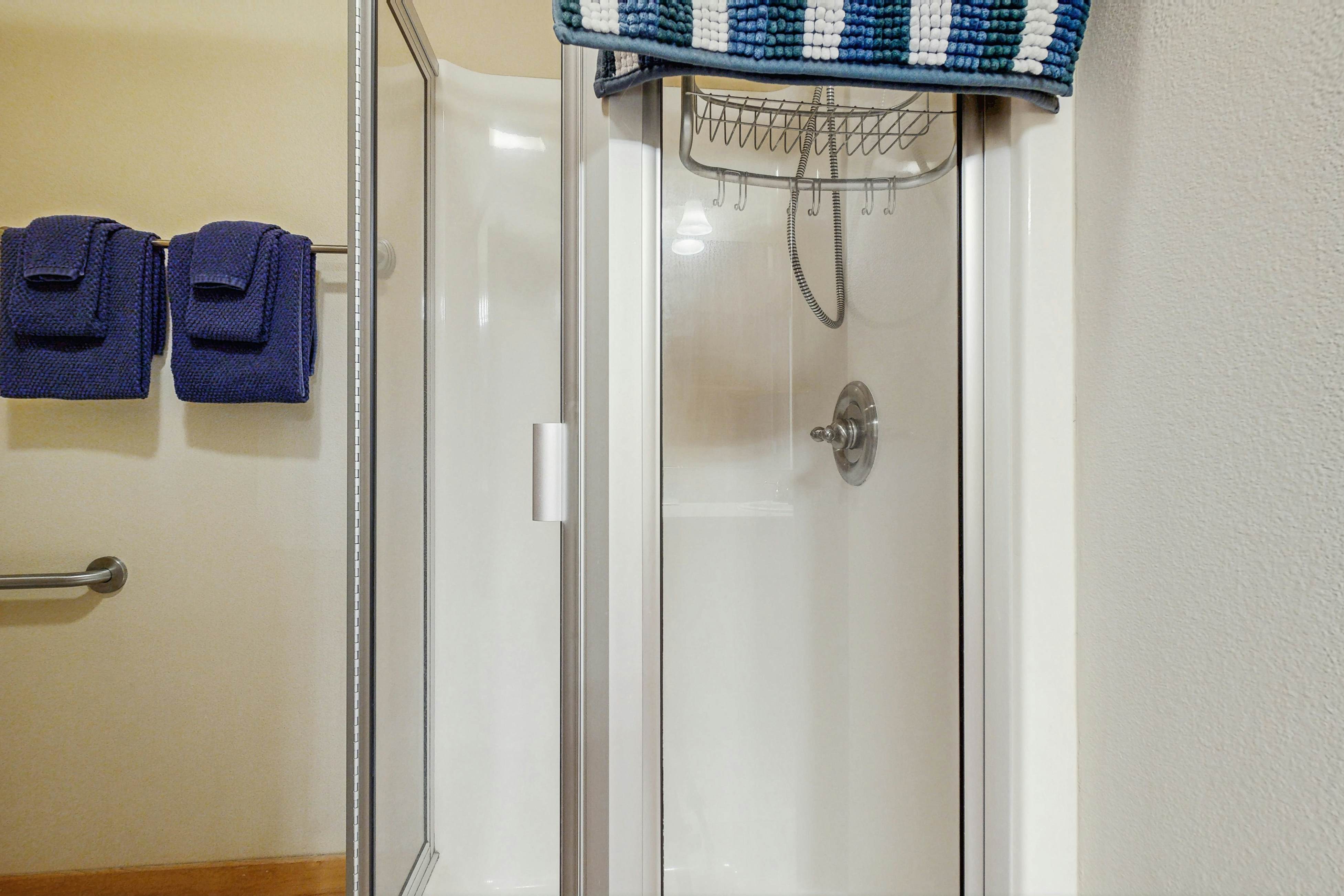 Lakefront end townhouse with kayaks & fishing dock, walk to beach - dogs welcome