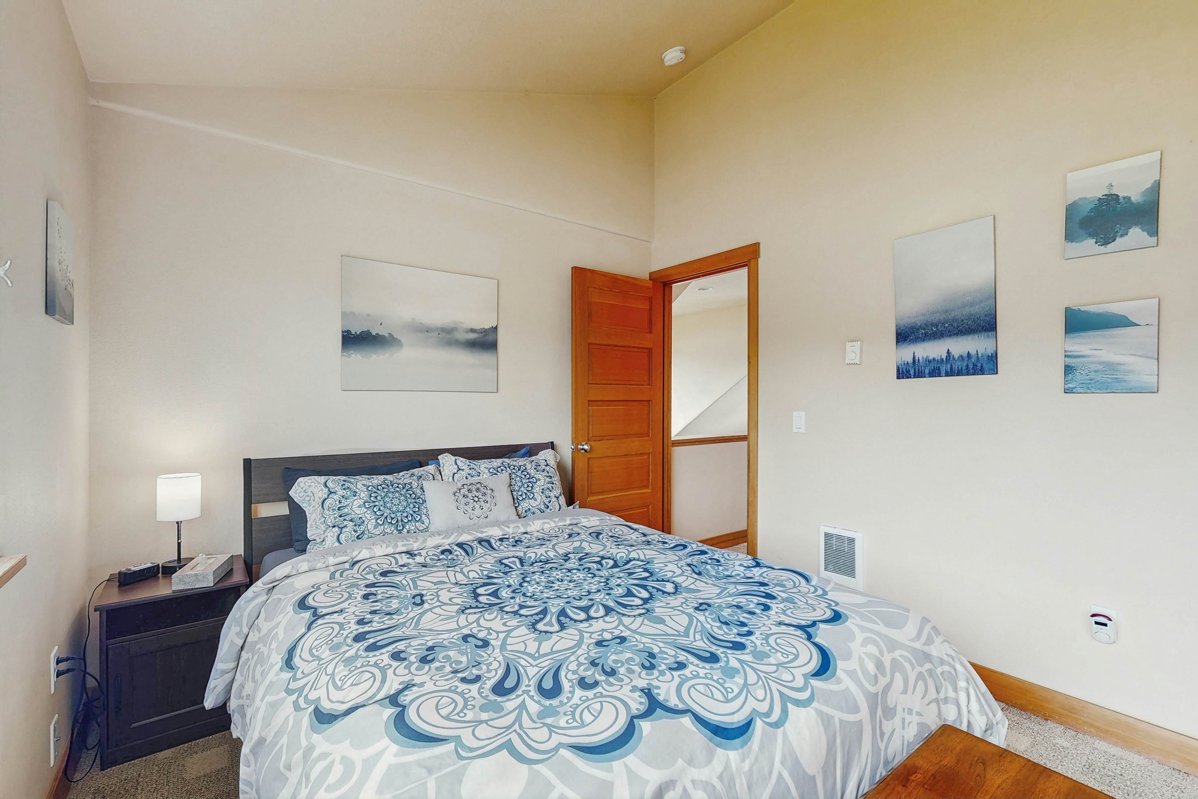 Lakefront end townhouse with kayaks & fishing dock, walk to beach - dogs welcome