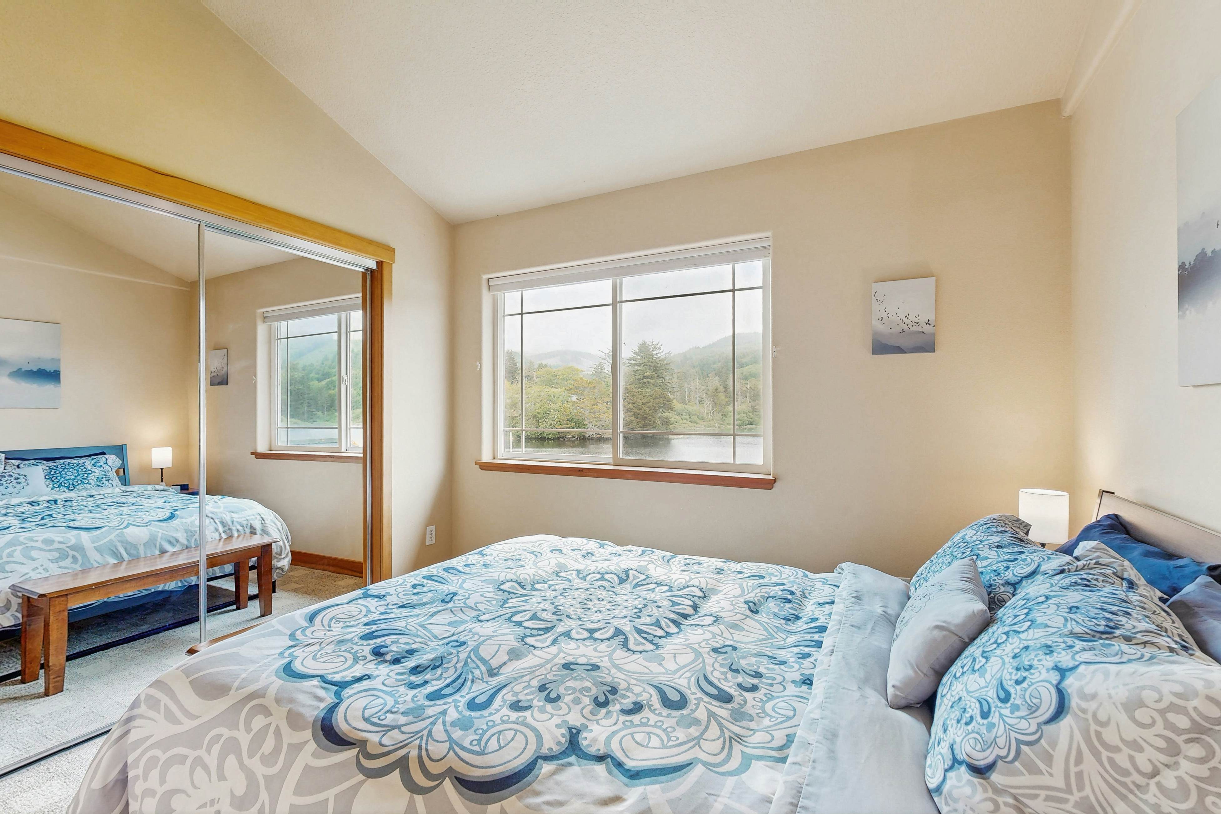 Lakefront end townhouse with kayaks & fishing dock, walk to beach - dogs welcome