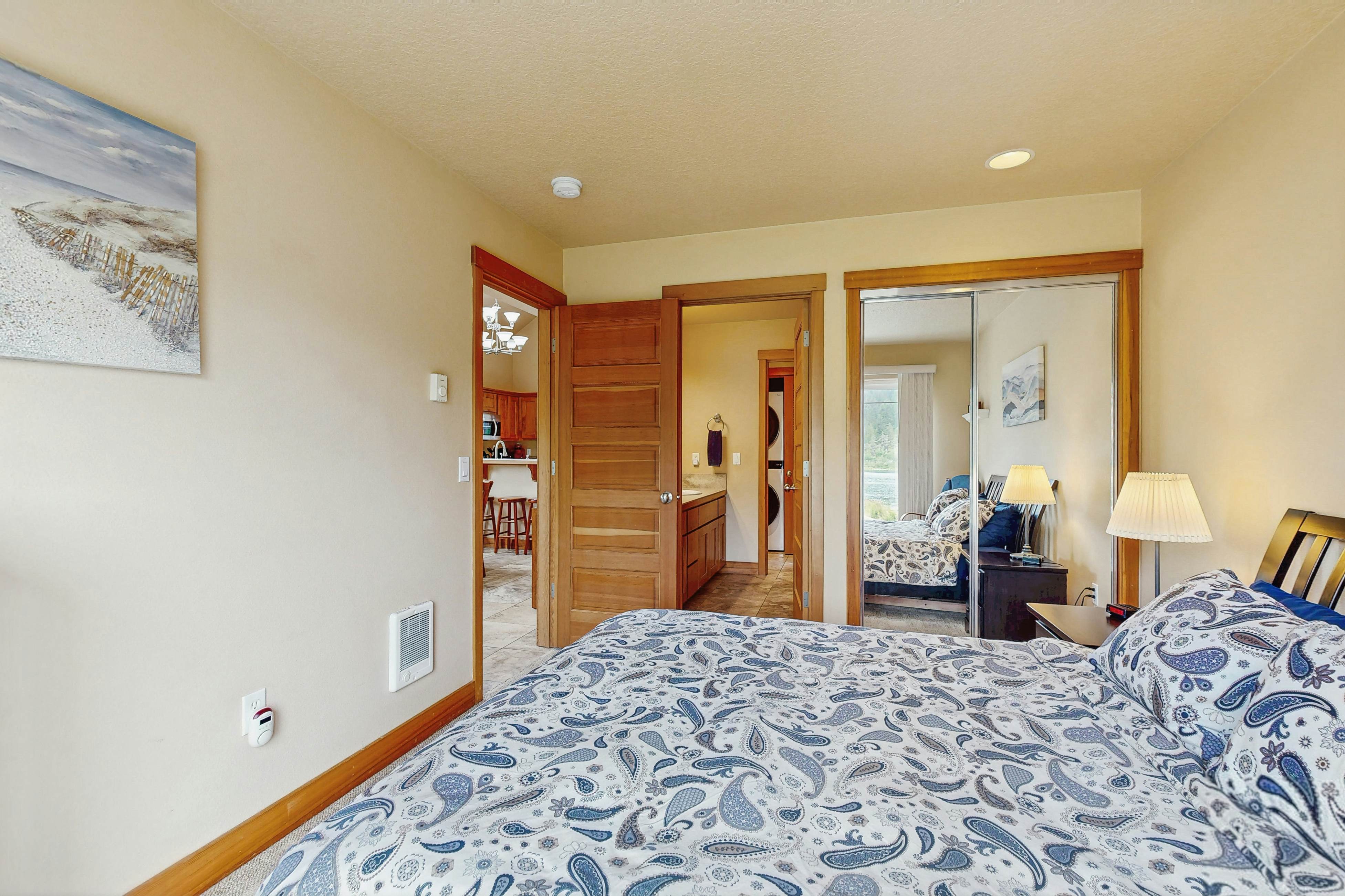 Lakefront end townhouse with kayaks & fishing dock, walk to beach - dogs welcome