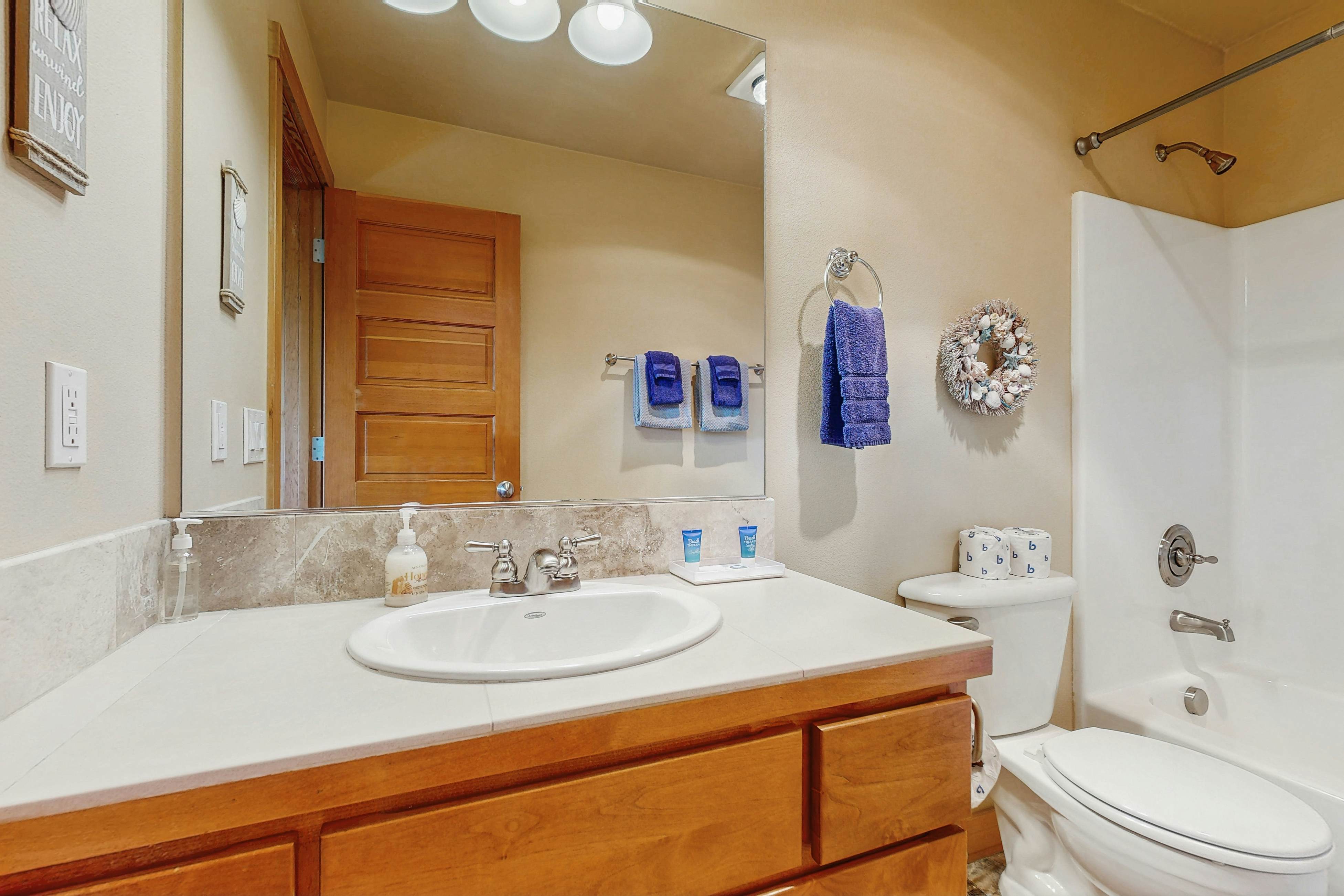 Lakefront end townhouse with kayaks & fishing dock, walk to beach - dogs welcome