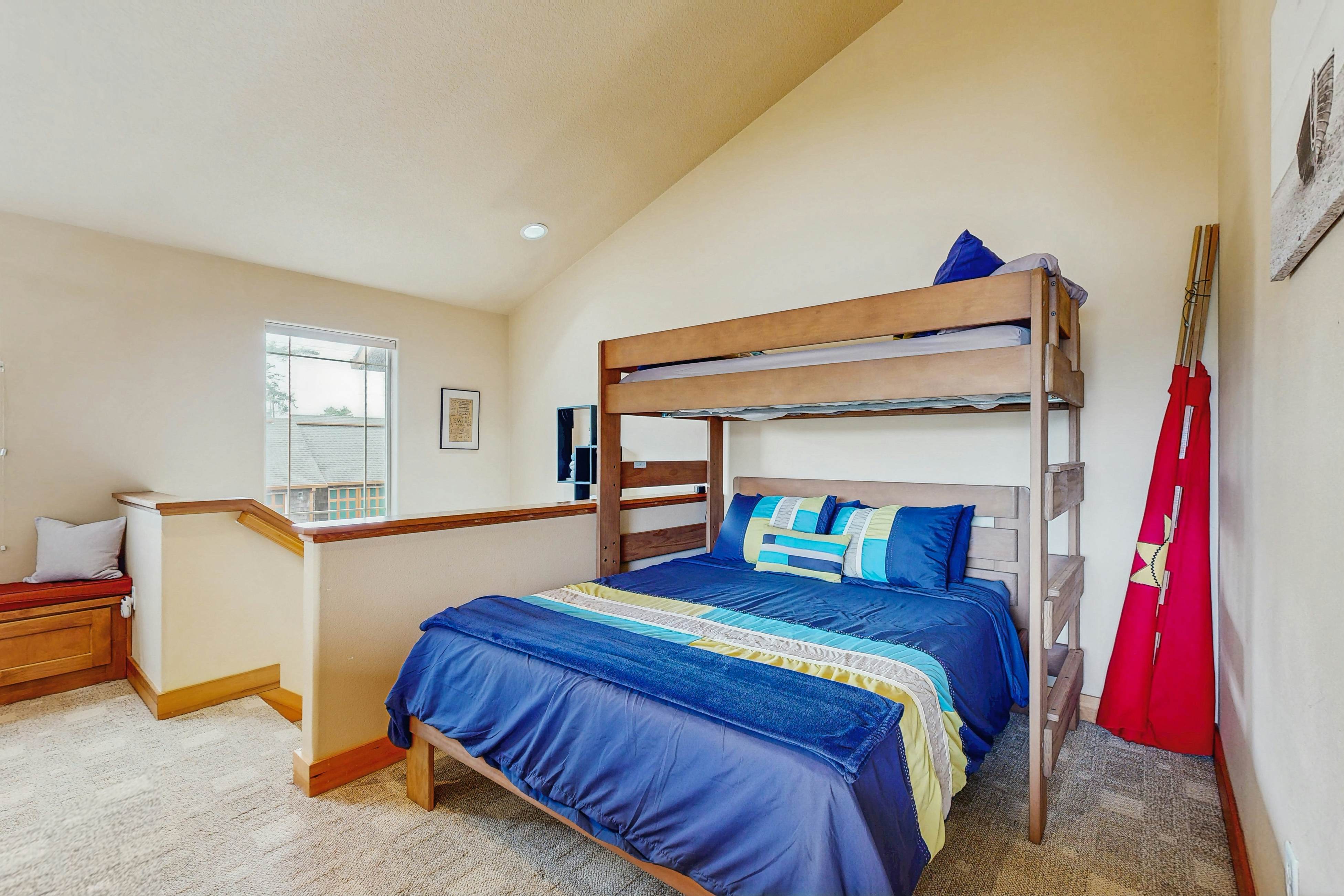 Lakefront end townhouse with kayaks & fishing dock, walk to beach - dogs welcome