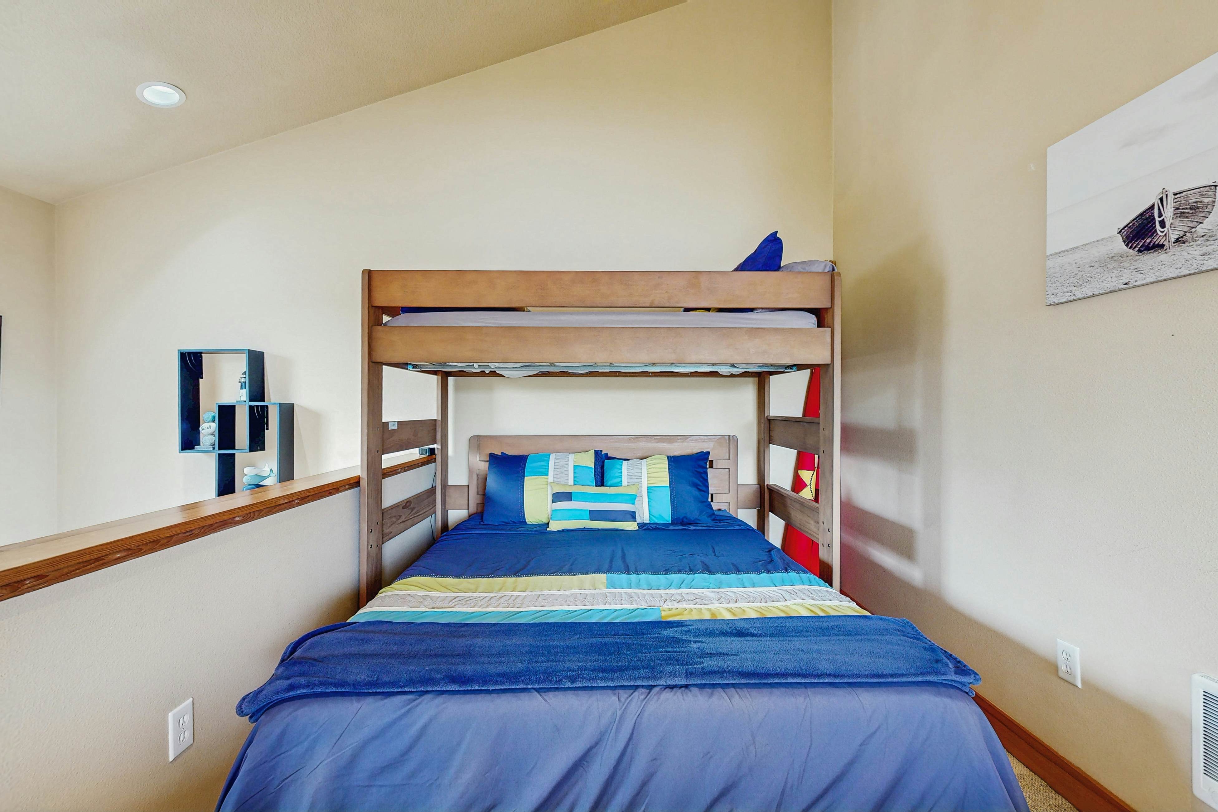 Lakefront end townhouse with kayaks & fishing dock, walk to beach - dogs welcome