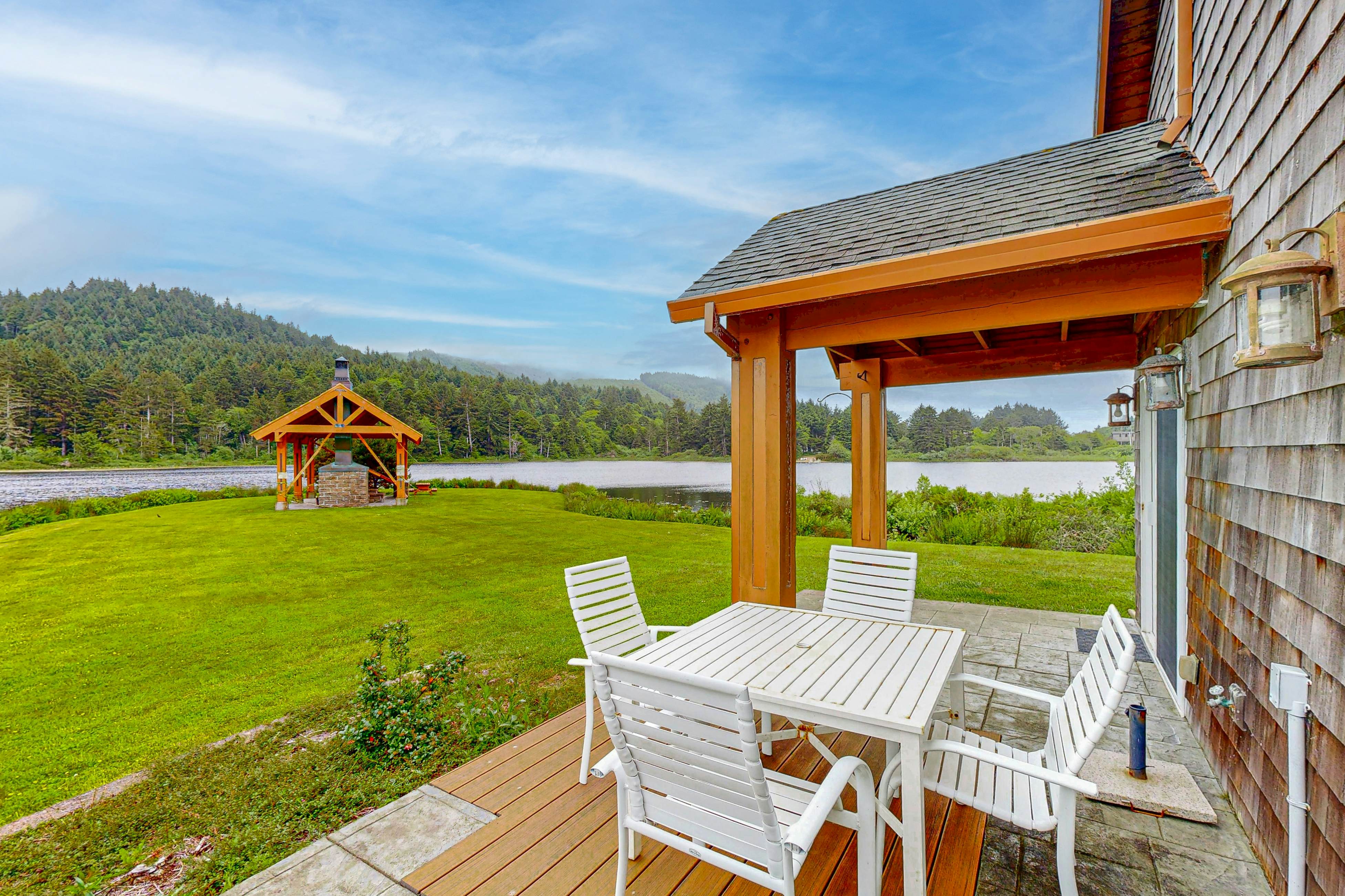 Lakefront end townhouse with kayaks & fishing dock, walk to beach - dogs welcome